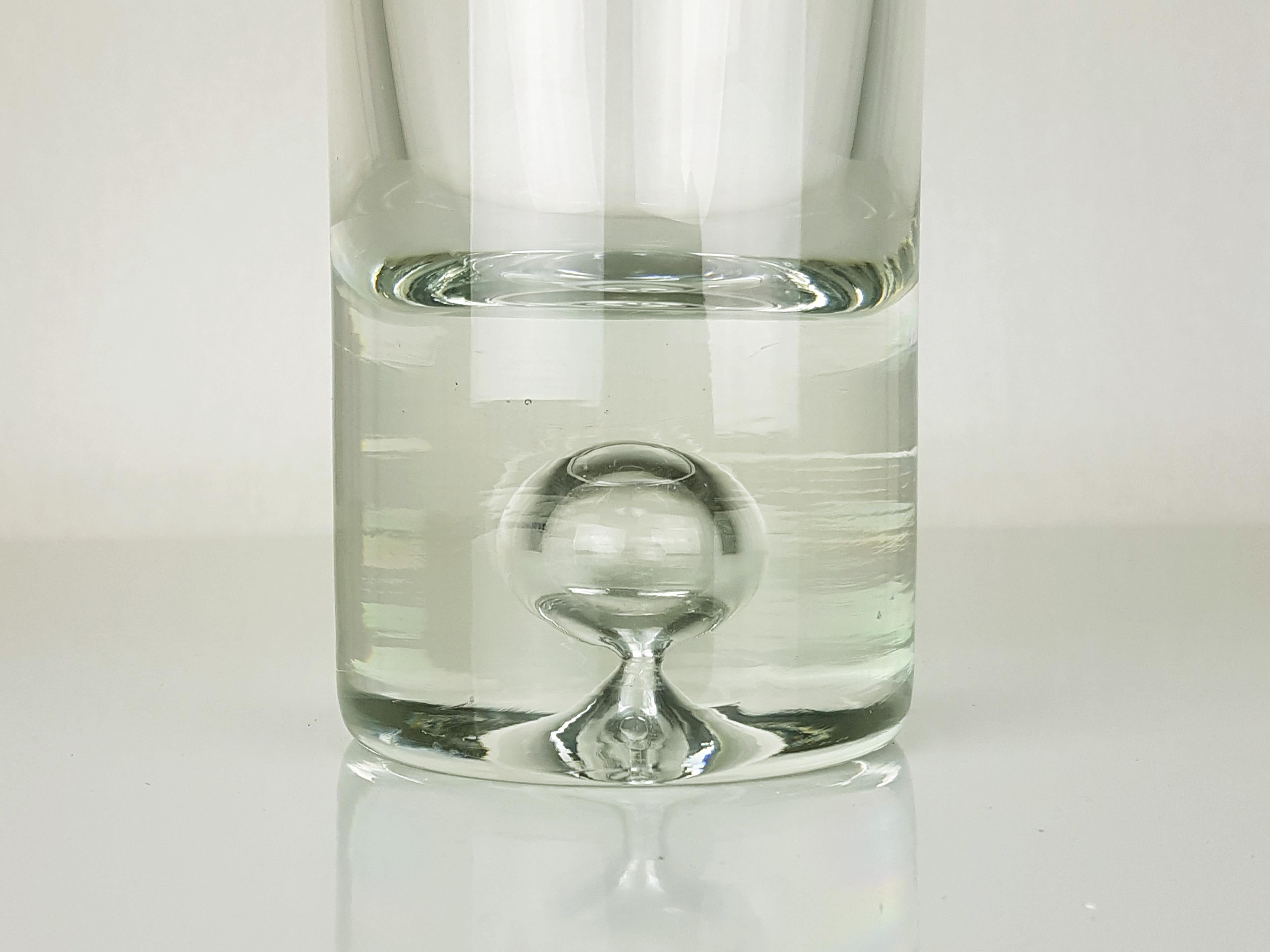 Vase en cristal vintage mod. 3586 conçu par T. Wirkkala pour Karhula- Iittala. Bon état : seul légèrement opaque sur le bord.