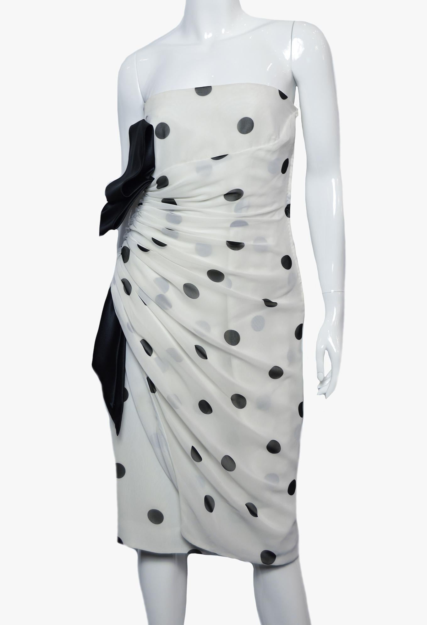 Beautiful vintage 1980’s black and white strapless dress, timeless dress.

Additional information:
Material: Composition tag removed
Size M-L, please refer to the measurements below.
Length: 84 cm/ 33″
Bust: 90 cm/ 35,4″
Waist: 82 cm / 32″
Bones