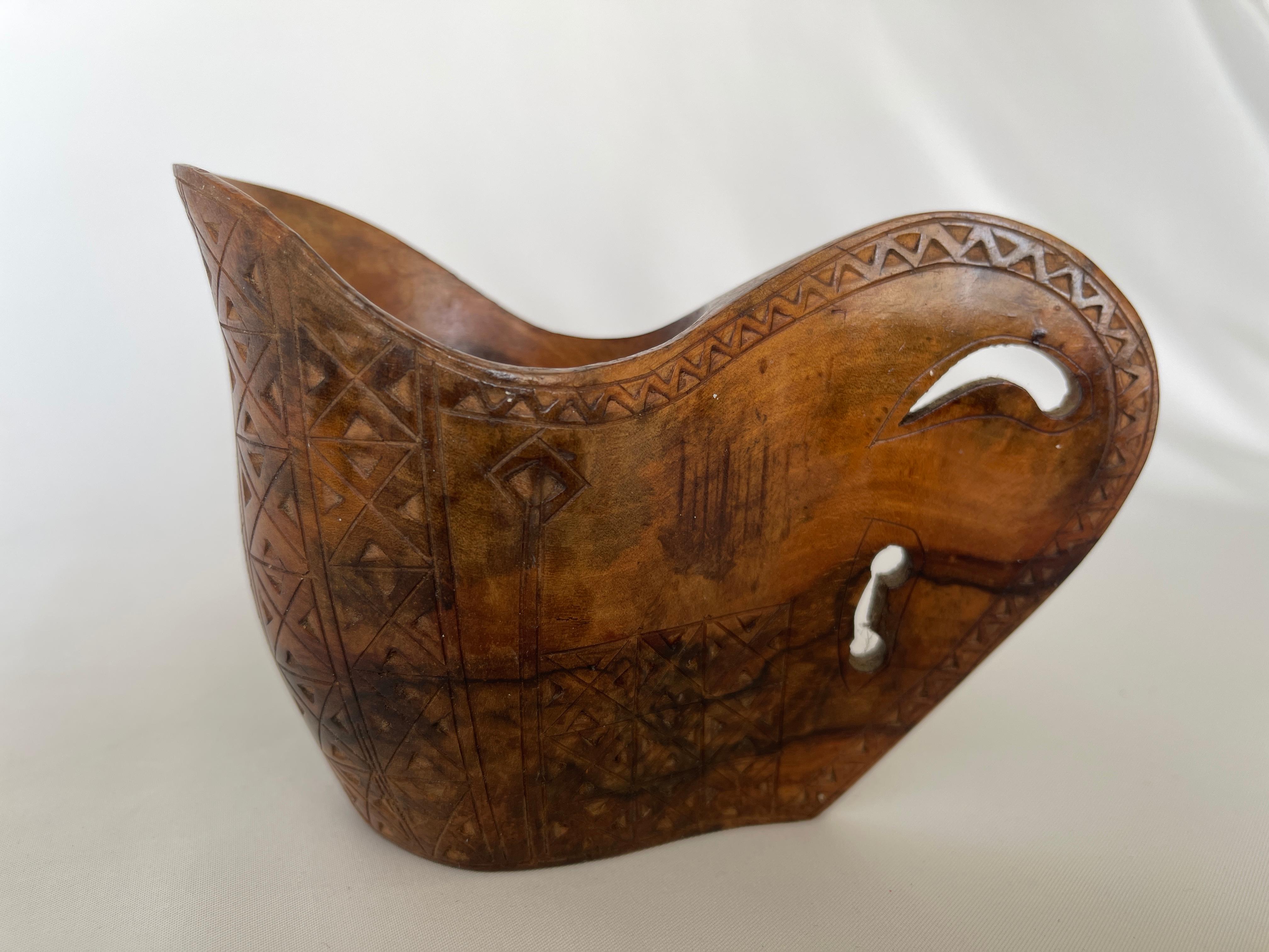 Vintage Croatian Hand Carved Olive Wood  Sculpture Creamer & Sugar Bowl Set In Good Condition For Sale In New York, NY