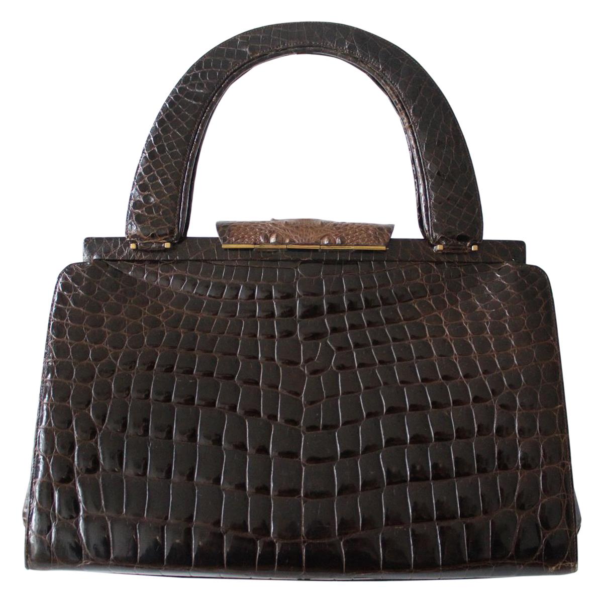 Fantastic vintage bag
Real crocodile
Wonderful mix of polished and opaque relief
Different tones of brown
Two handles
Internal zip pocket
Additional  four pockets
Cm 37 x 22 x 12 (14.5 x 8.66 x 54.72 inches)
Good conditions considering the