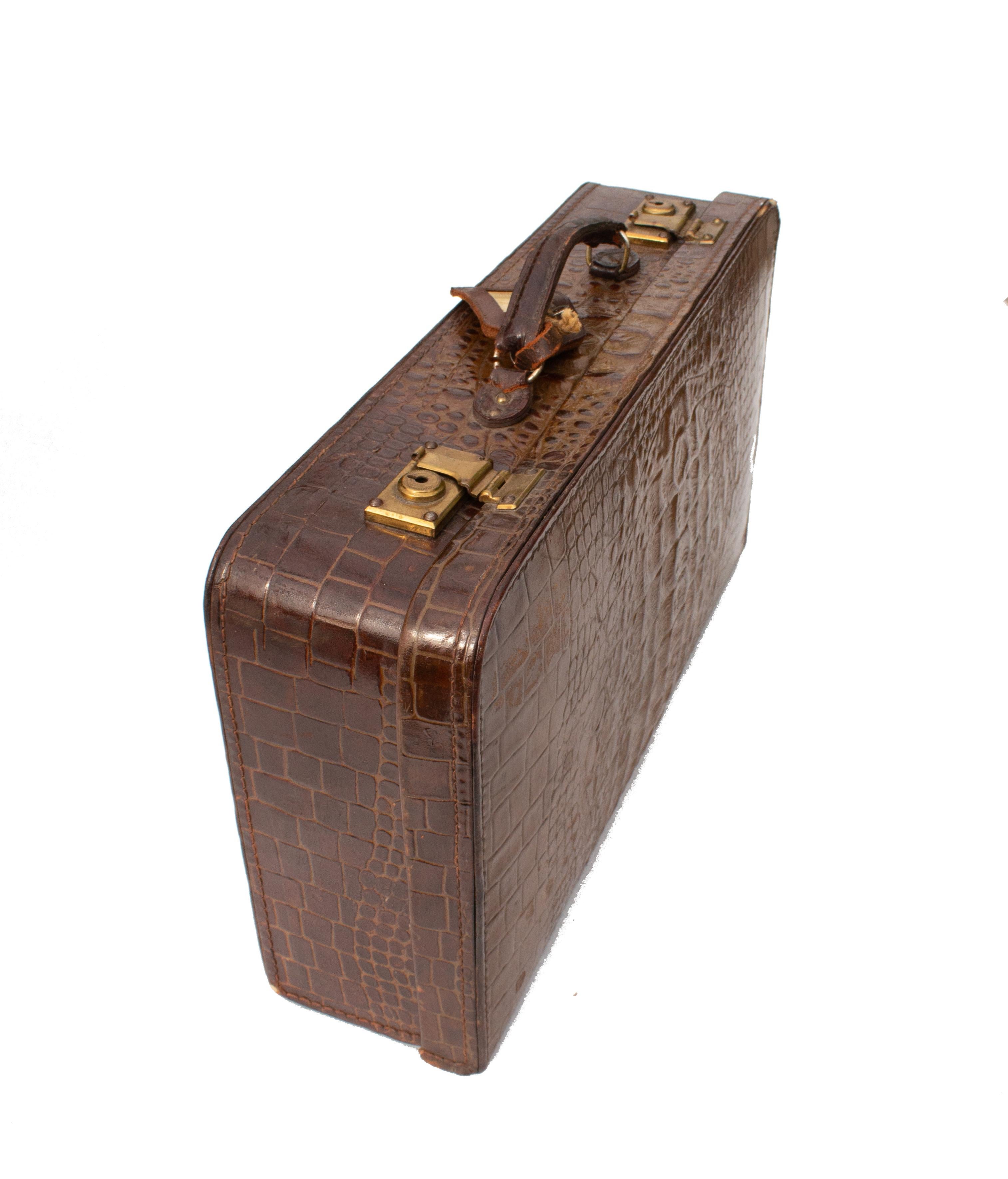 Valise à dos corné en cuir de crocodile, coffre de rangement, fabriqué en Angleterre en vente 2