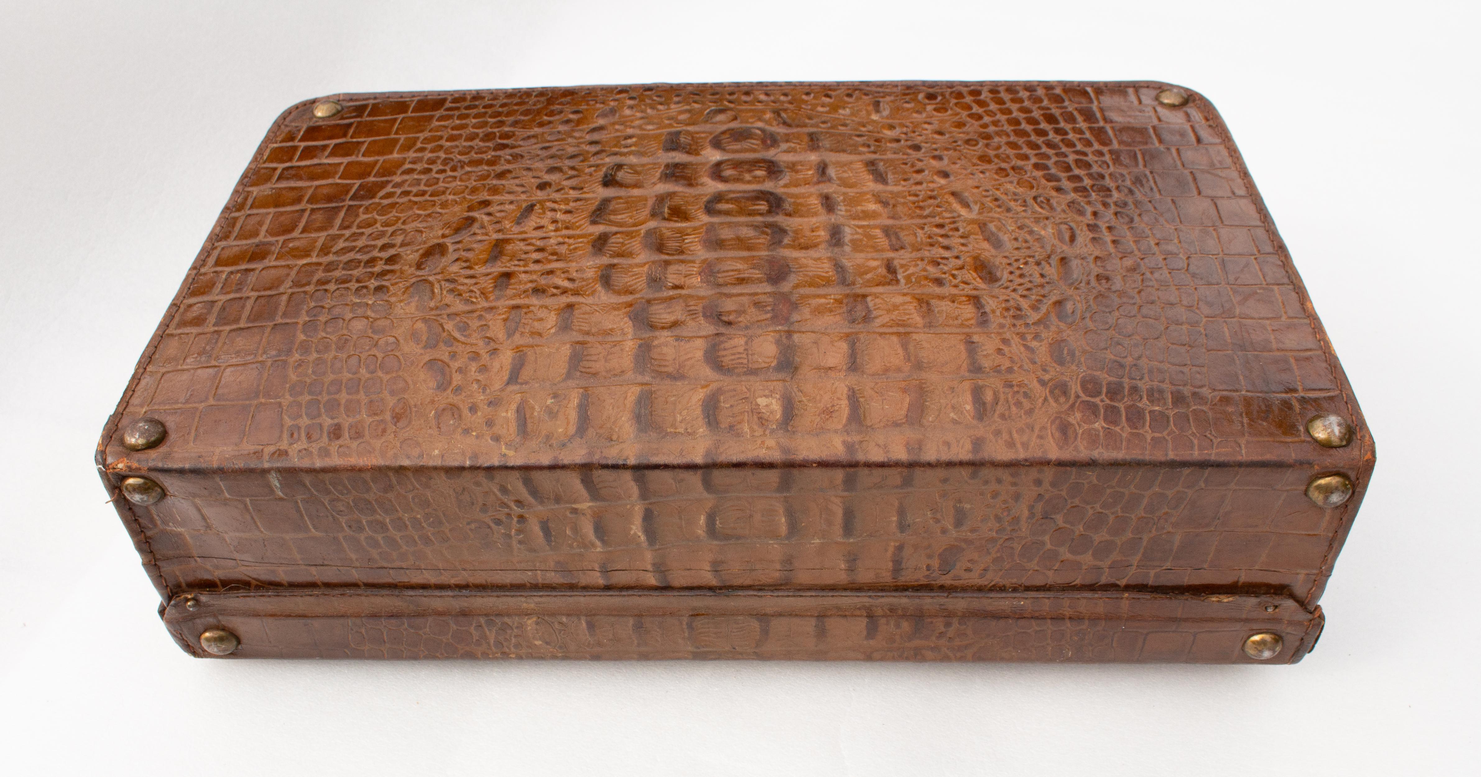 Valise à dos corné en cuir de crocodile, coffre de rangement, fabriqué en Angleterre en vente 4