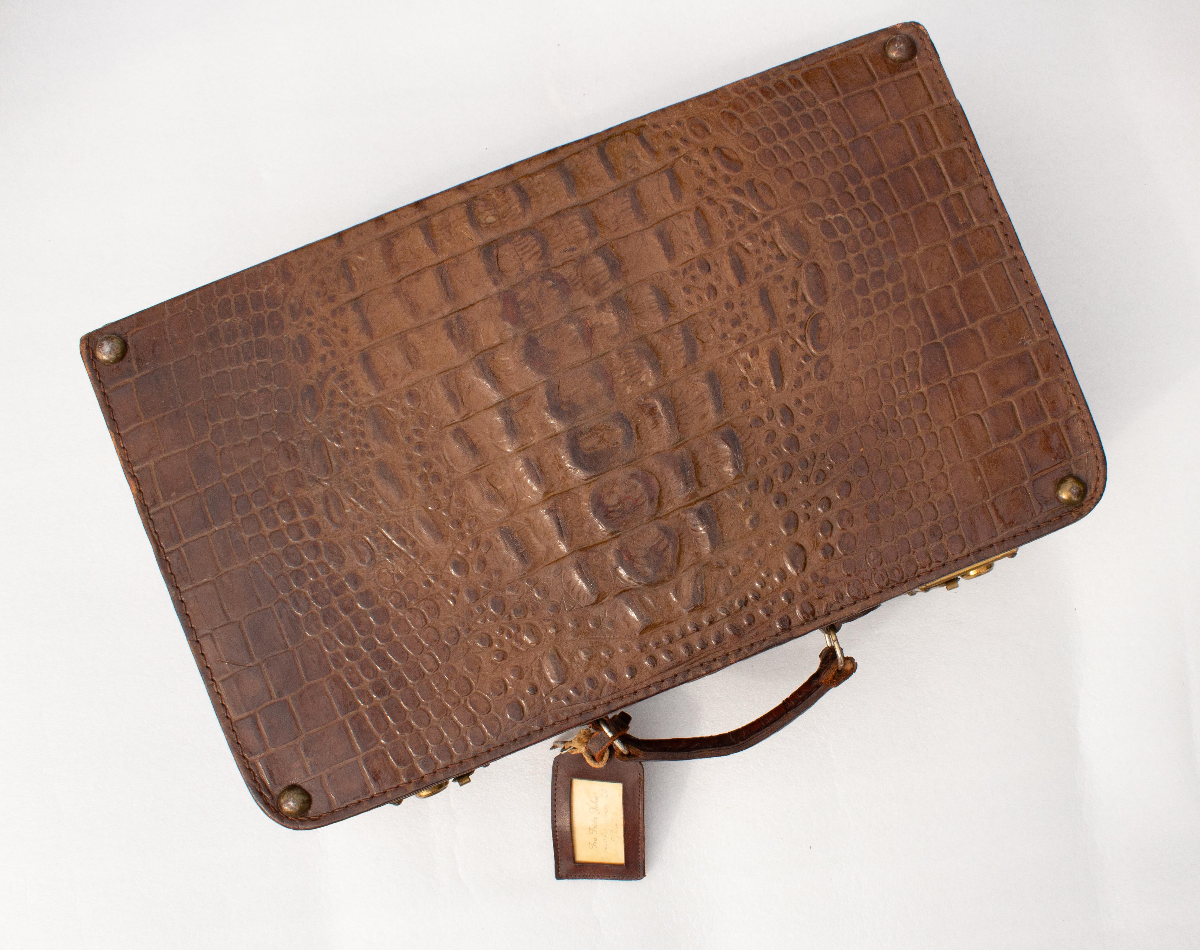 Anglais Valise à dos corné en cuir de crocodile, coffre de rangement, fabriqué en Angleterre en vente