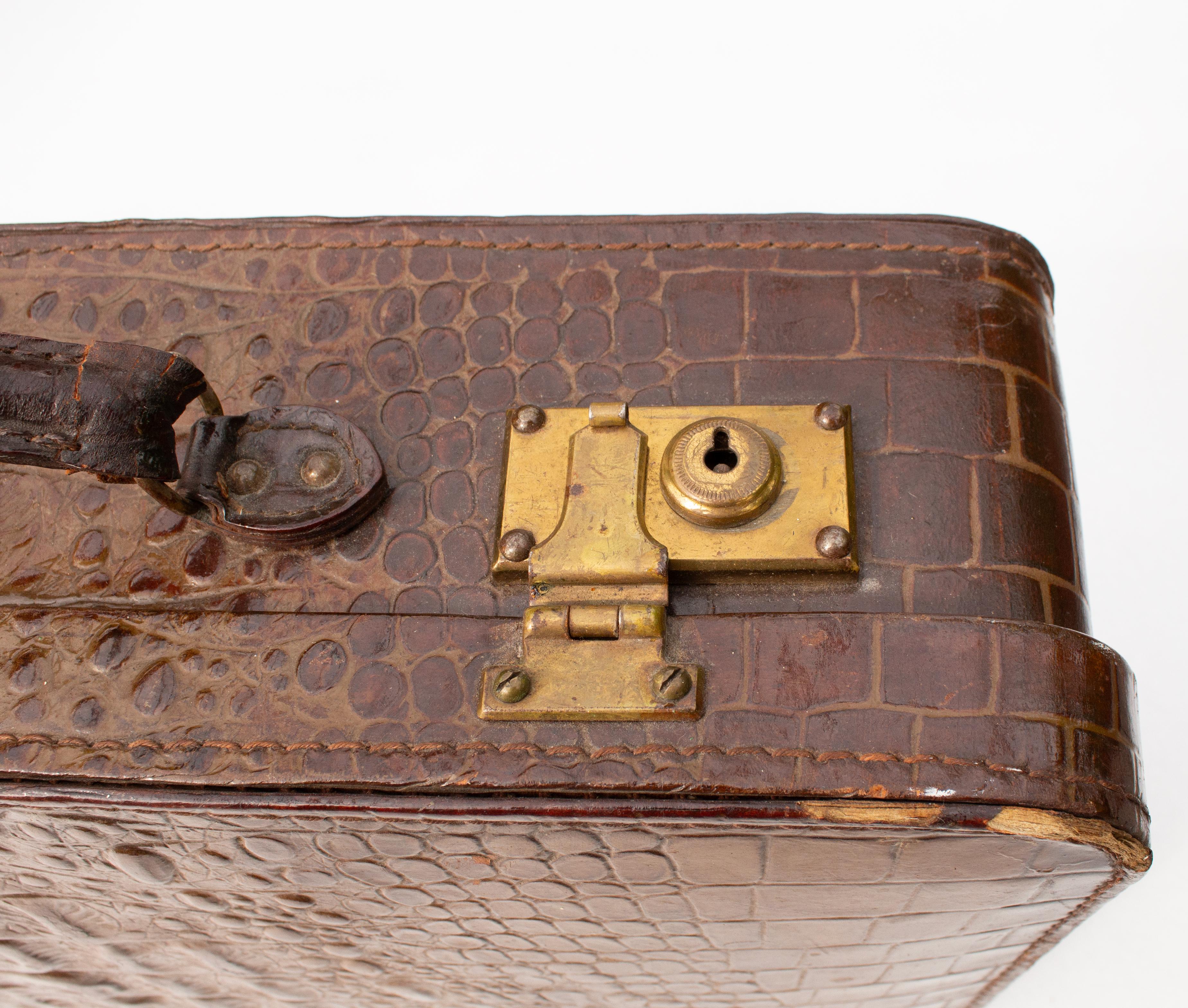 Valise à dos corné en cuir de crocodile, coffre de rangement, fabriqué en Angleterre État moyen - En vente à Stockholm, SE