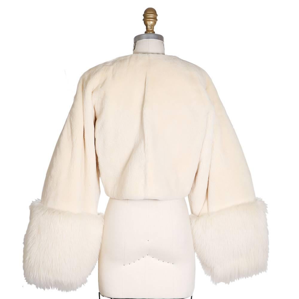 Vintage jacket by Geoffrey Beene
Cream colored rabbit fur
Cropped fit, no closures
Condition: Excellent vintage condition
Size/Measurements:
36