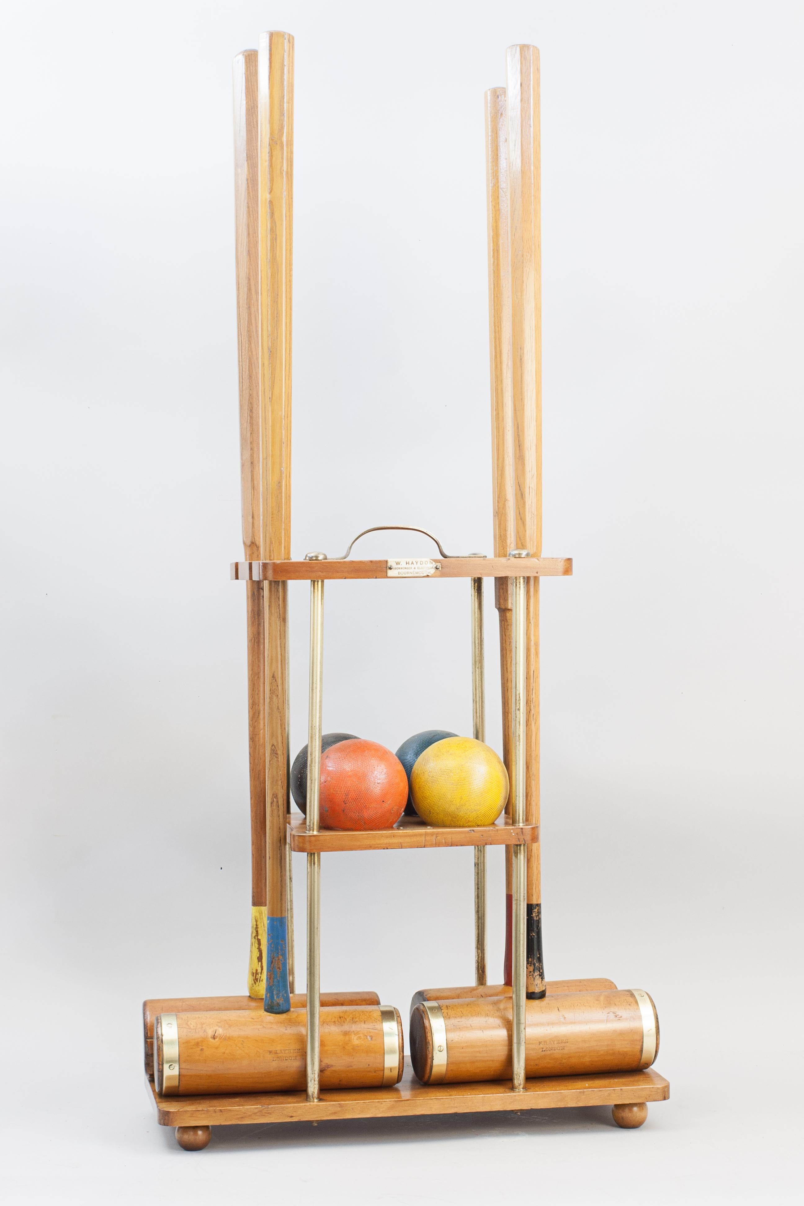 F.H. Juego de Croquet Ayres En Soporte Jaques Original.
Un fabuloso juego de croquet de jardín con mazos de madera de boj, dos con banda de latón y dos sin ella. Los mazos llevan el sello F.H. Ayres y vienen en un soporte de croquet original de John