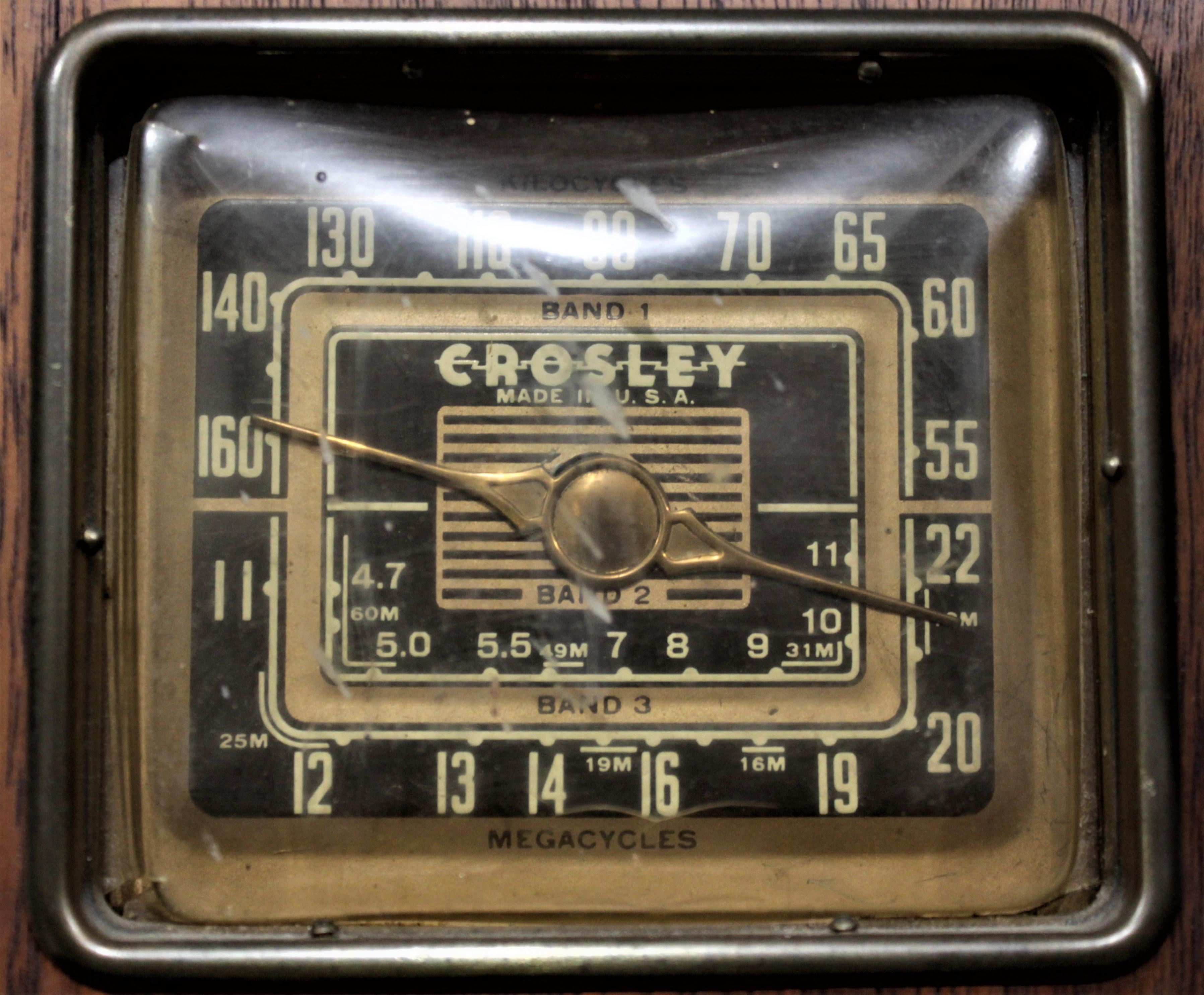 Metal Vintage Crosley 3-Band AM/Shortwave Tube Table Radio in Wood Case