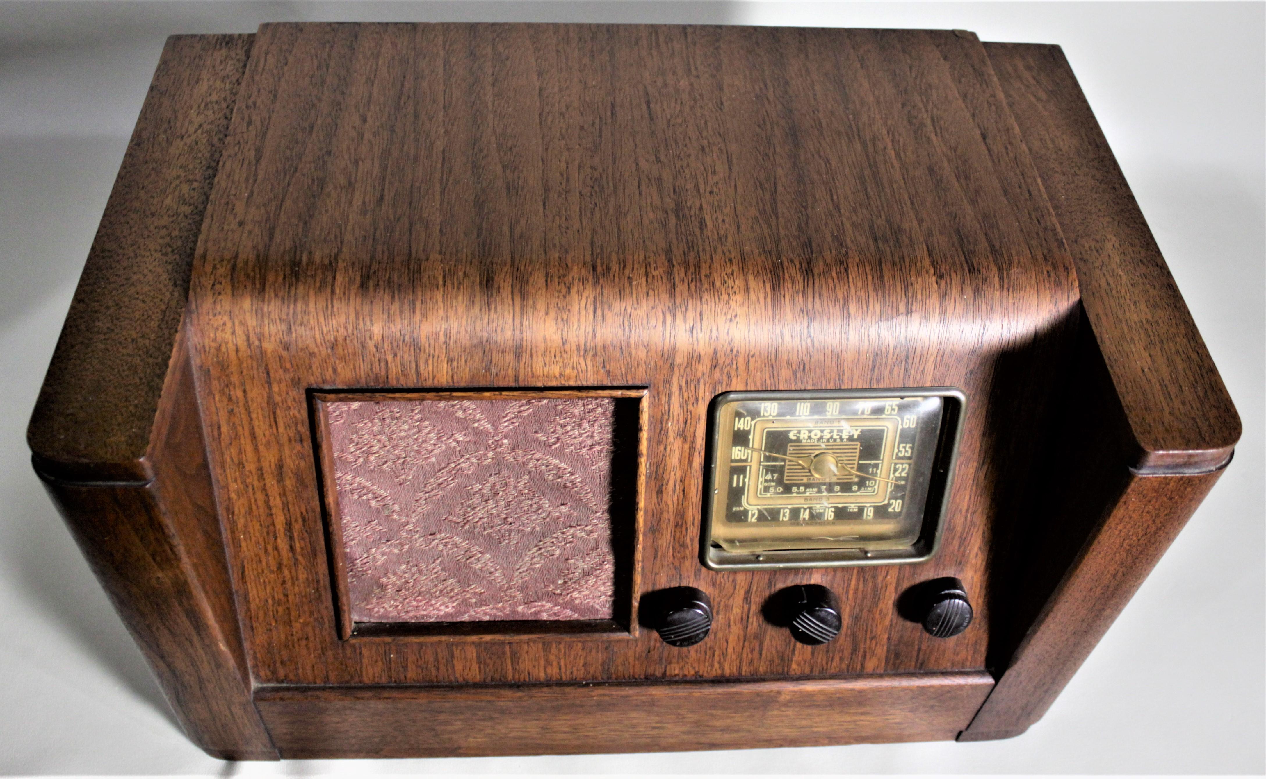 Machine-Made Vintage Crosley 3-Band AM/Shortwave Tube Table Radio in Wood Case