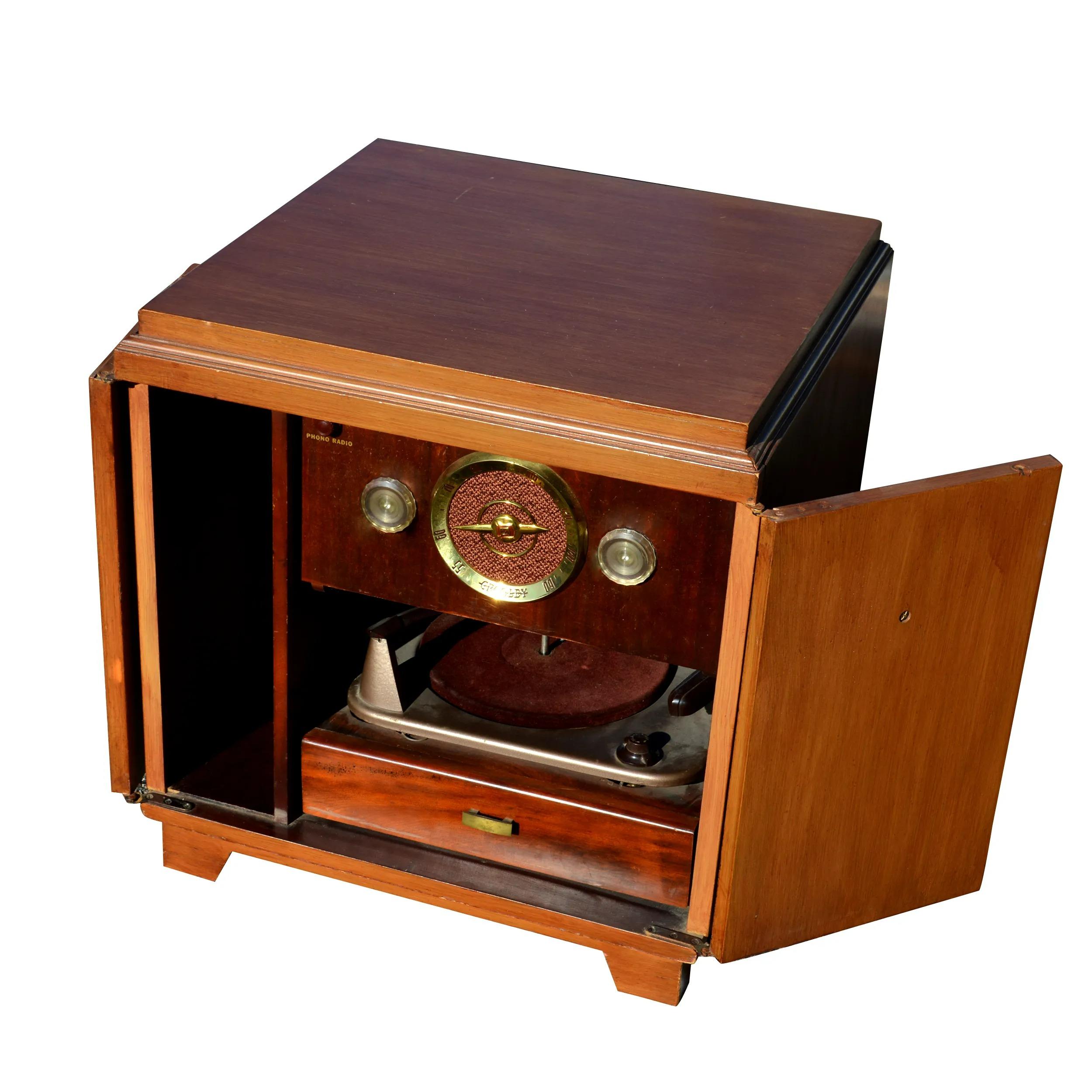 Si tratta di un bel mobile realizzato da Crosley Radio di Cincinnati, Ohio. Si tratta di una combinazione di radio a valvole e giradischi degli anni '50. Le dimensioni compatte consentono di spostarlo facilmente. È un grande oggetto decorativo del