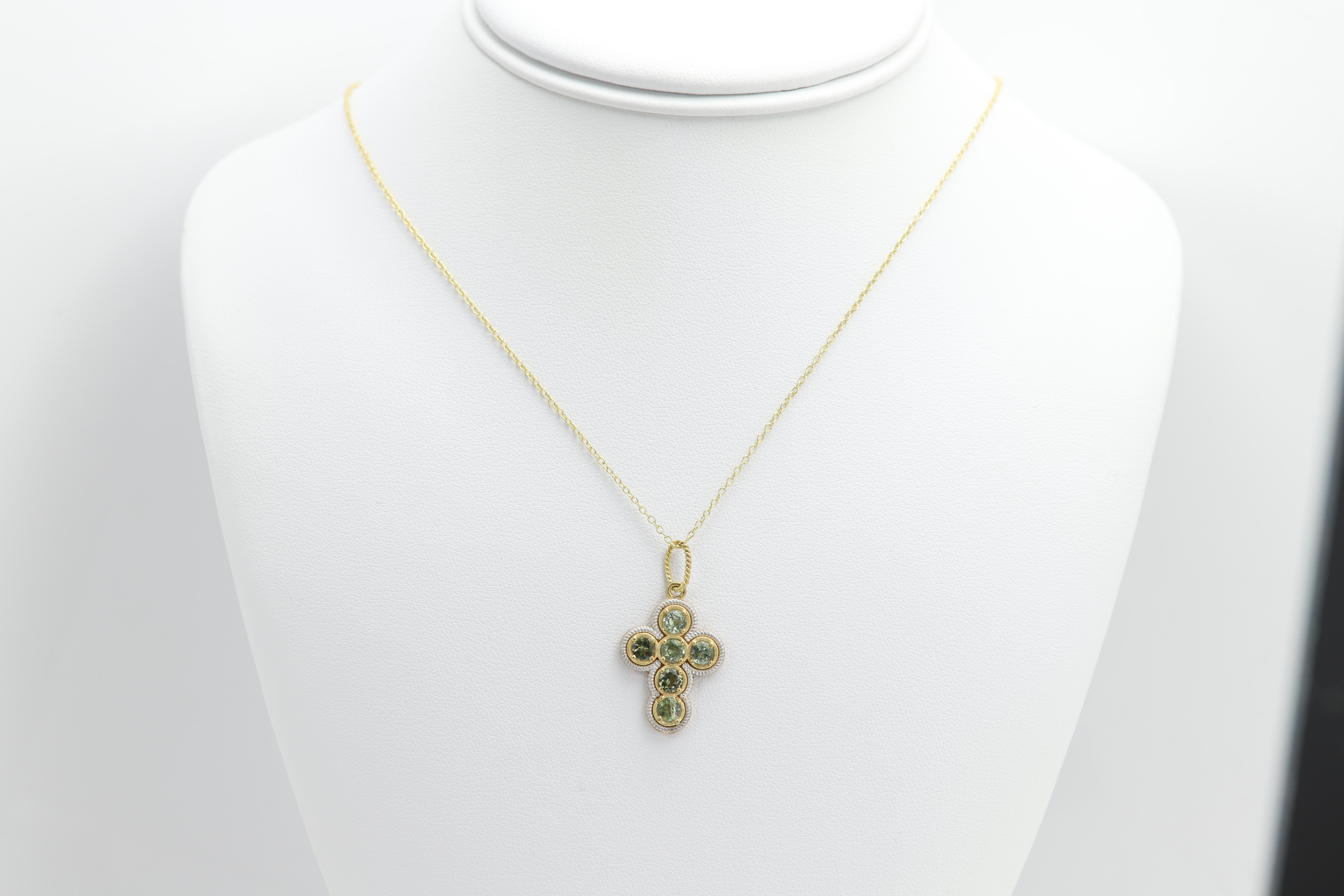 Croix vintage
jamais utilisé.
Or jaune et blanc 18k poids approx. 5,20 grammes
l'or est mat (pas brillant)
Tourmaline verte naturelle au ton plus clair
Chaque pierre mesure environ 4,0 mm, pour un total d'environ 1,50 carat.
fabriqué en
