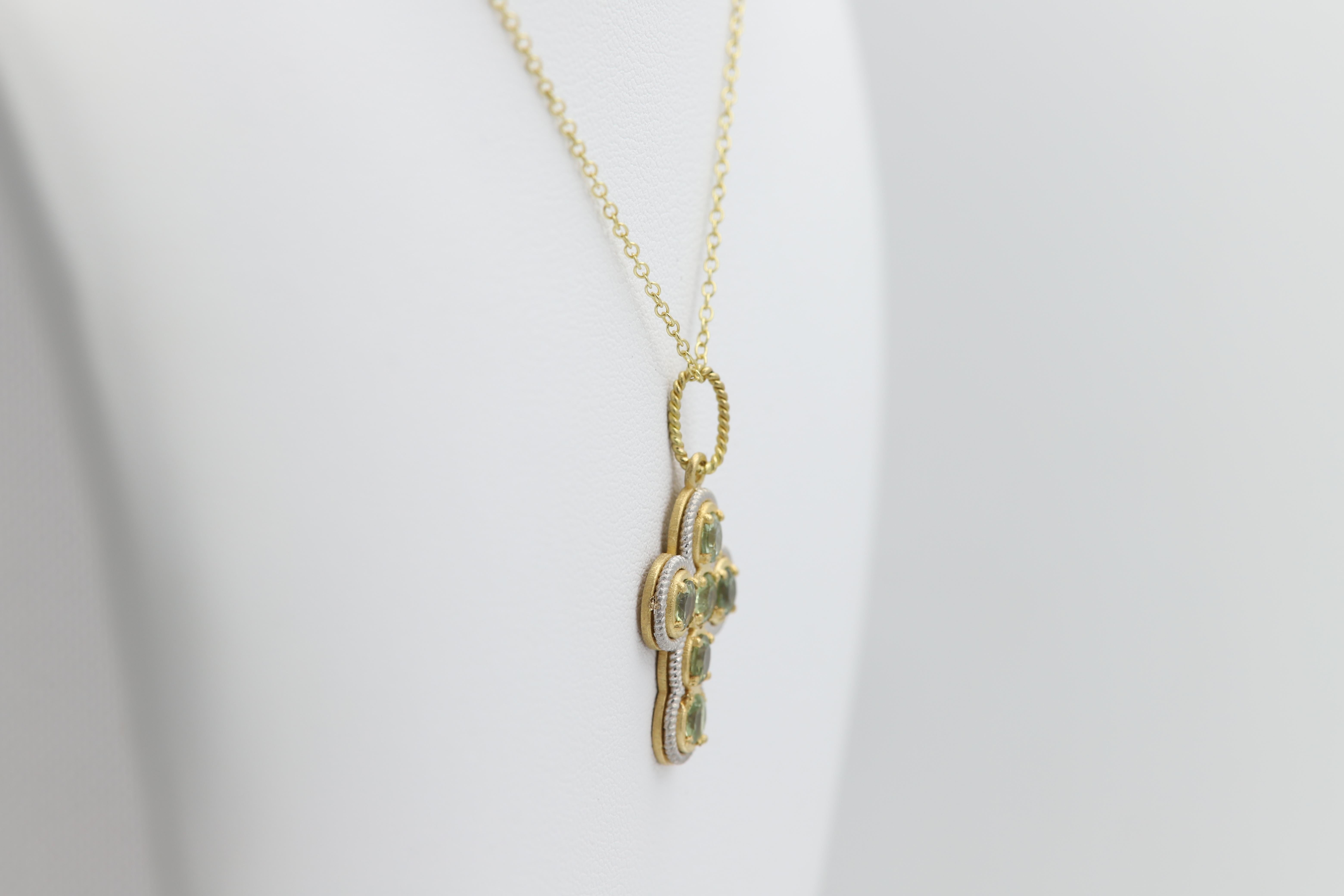 Taille ronde Croix vintage 18 carats tourmaline verte  Finition en or jaune et blanc mat en vente