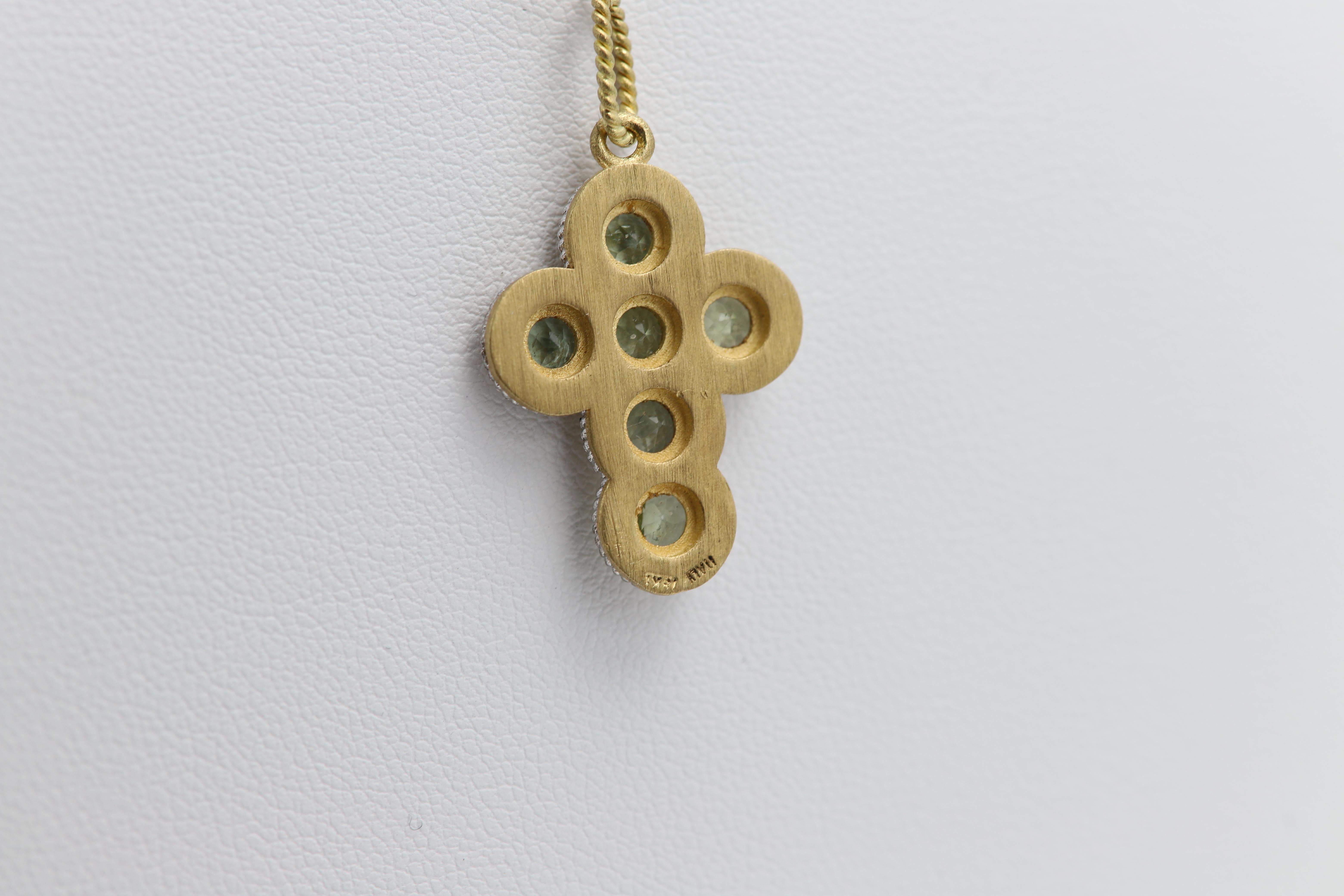 Croix vintage 18 carats tourmaline verte  Finition en or jaune et blanc mat Neuf - En vente à Brooklyn, NY
