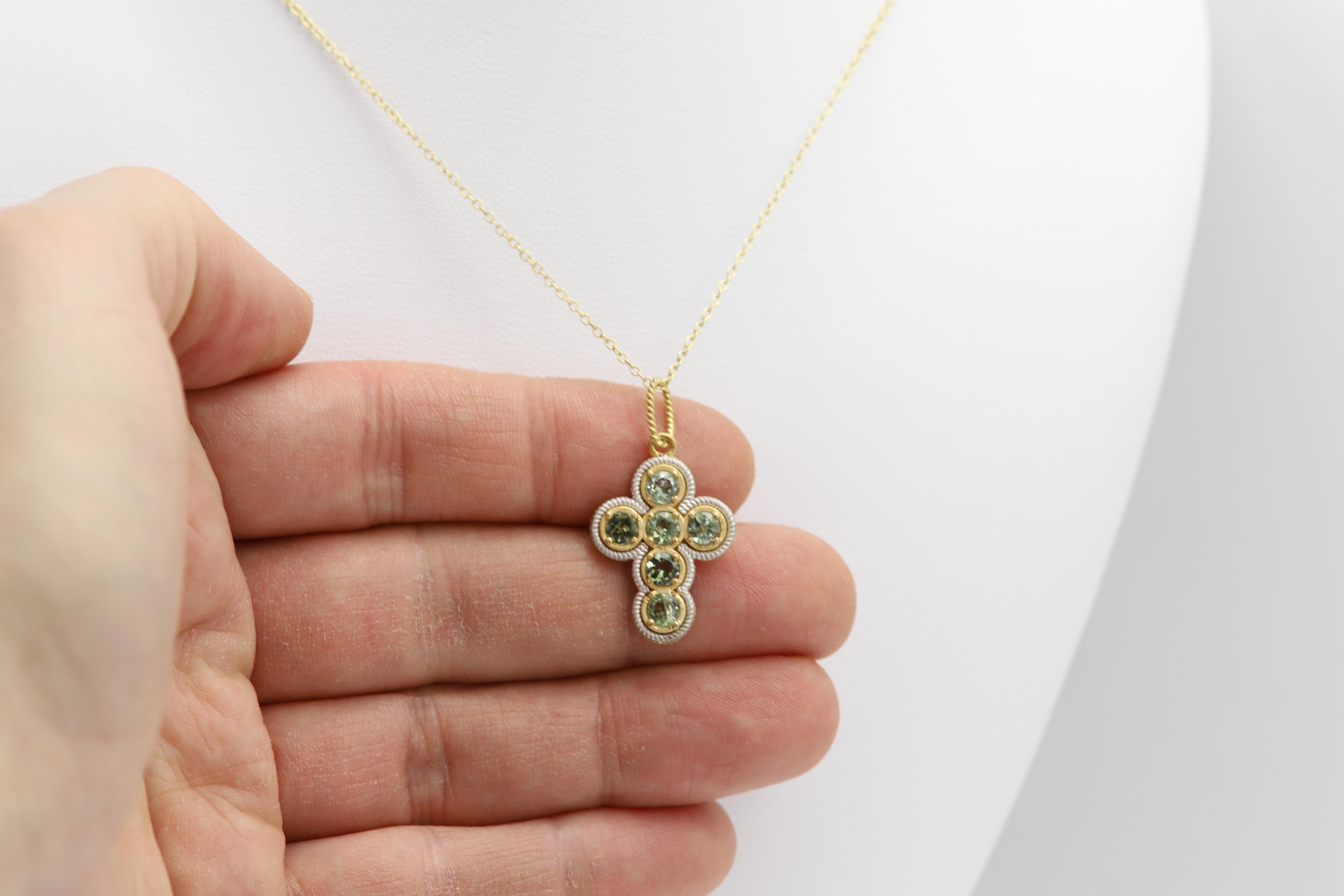 Croix vintage 18 carats tourmaline verte  Finition en or jaune et blanc mat Pour femmes en vente
