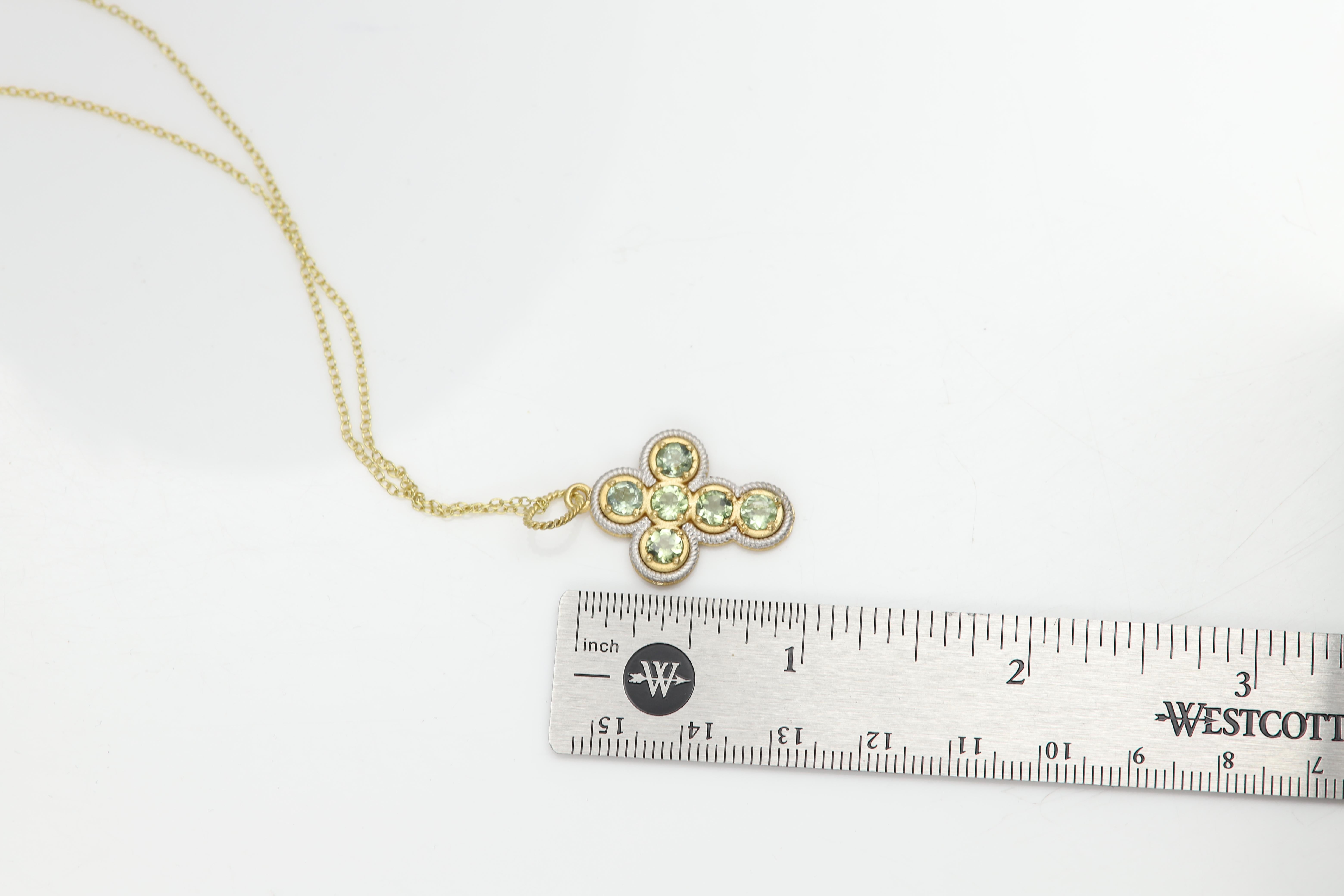 Croix vintage 18 carats tourmaline verte  Finition en or jaune et blanc mat en vente 1
