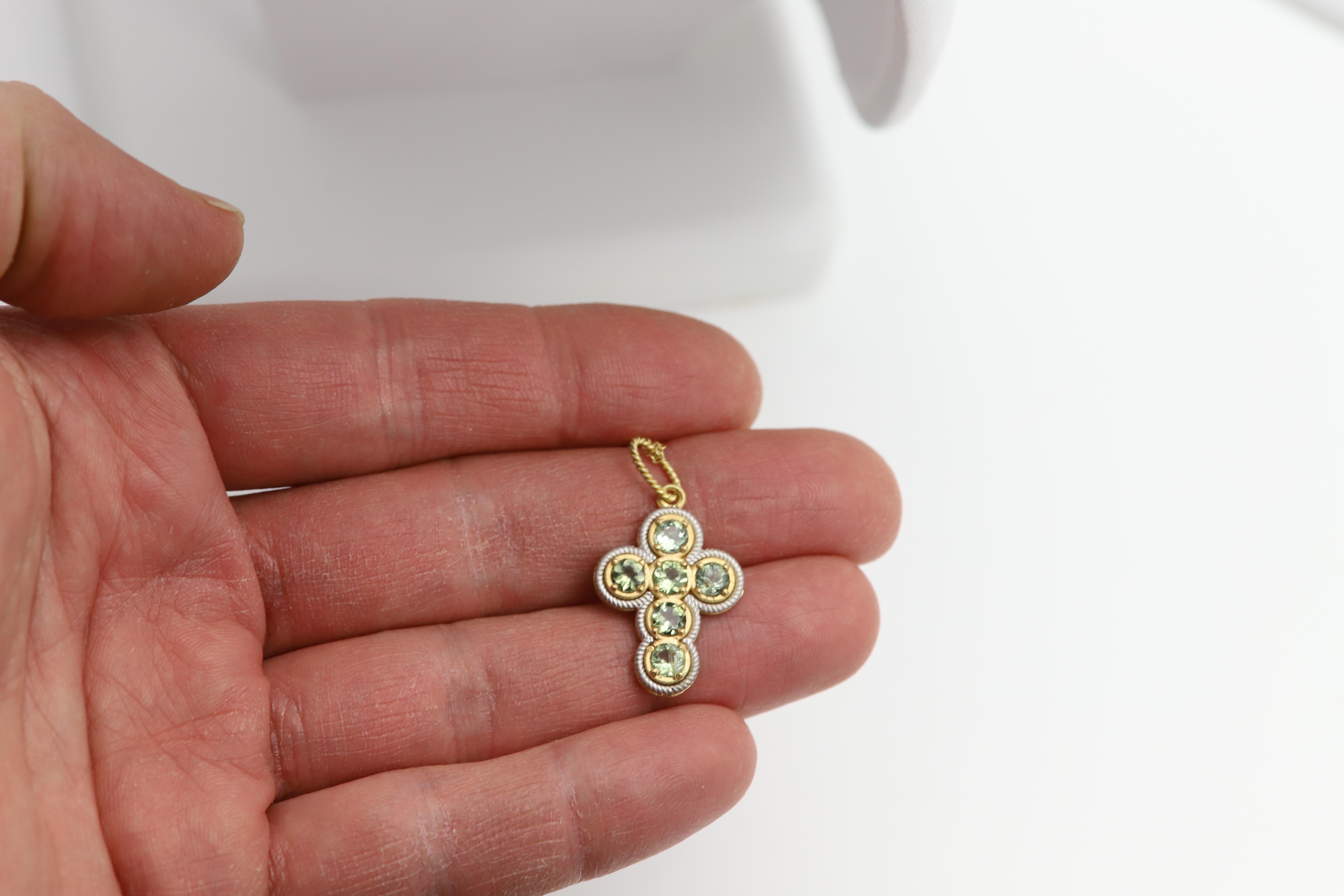 Croix vintage 18 carats tourmaline verte  Finition en or jaune et blanc mat en vente 2