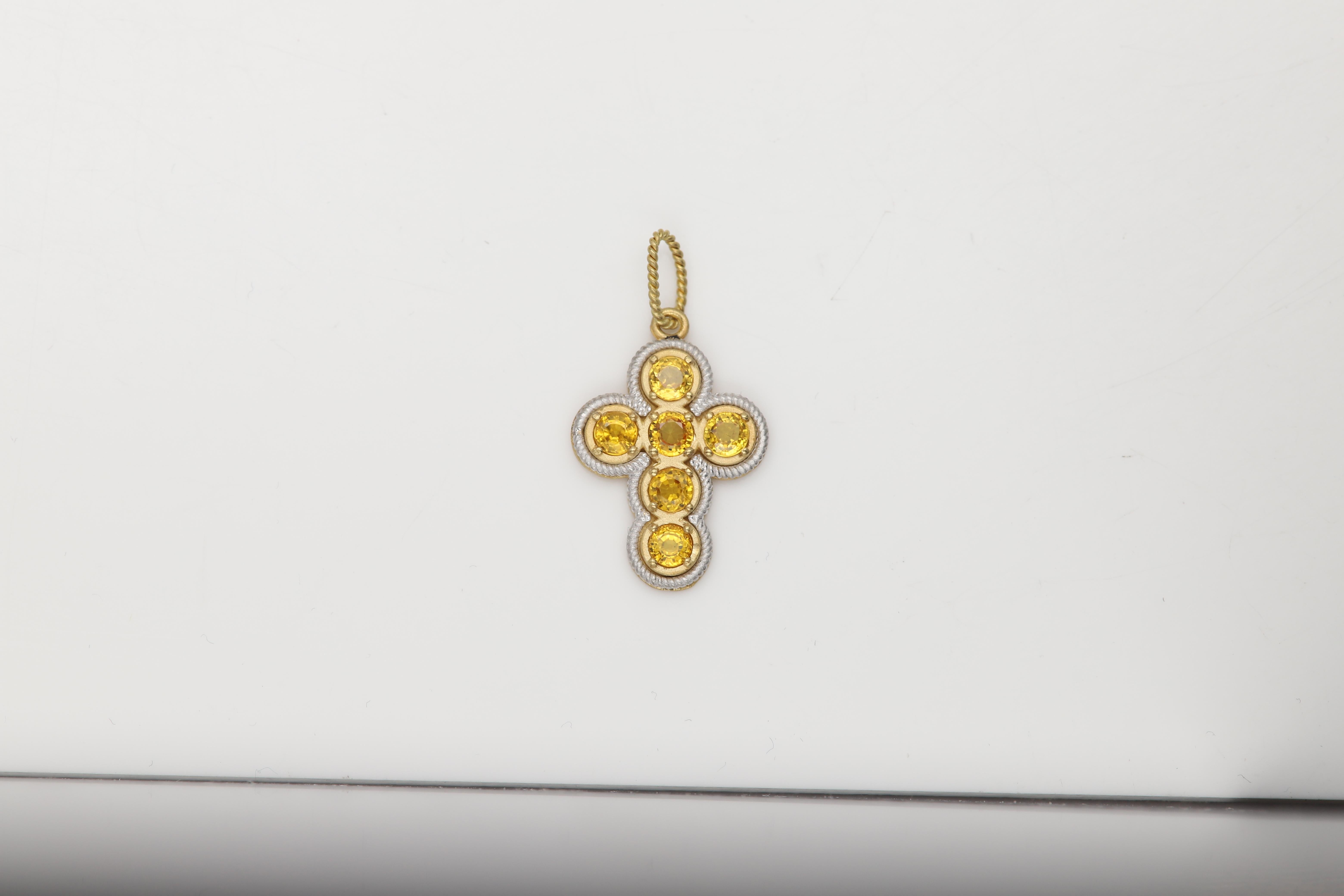Croce di zaffiro in oro
Vintage ma mai utilizzato
Oro giallo e bianco 18k, peso circa 5,20 grammi
l'oro è opaco (non lucido)
Nature Zaffiro giallo Colore intenso AAA
Ogni pietra misura circa 4,0 mm per un totale di circa 1,50-1,75 carati.
Prodotto