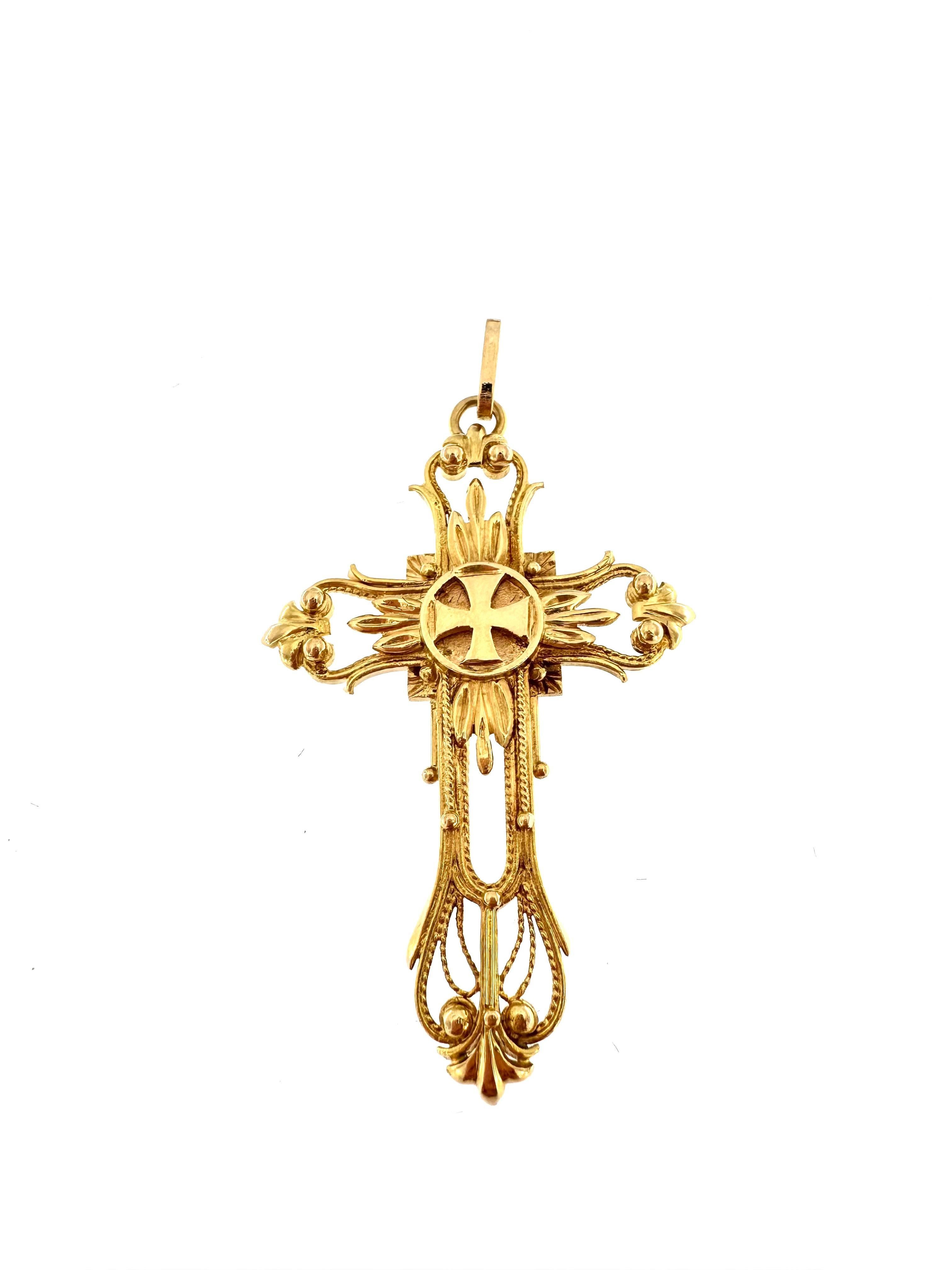 This piece impresses with its originality. While this cross is worked in the Renaissance style we can also observe the cross of the Templars positioned in the front. The whole pendant is fully decorated and is studied in detail. This pendant is in