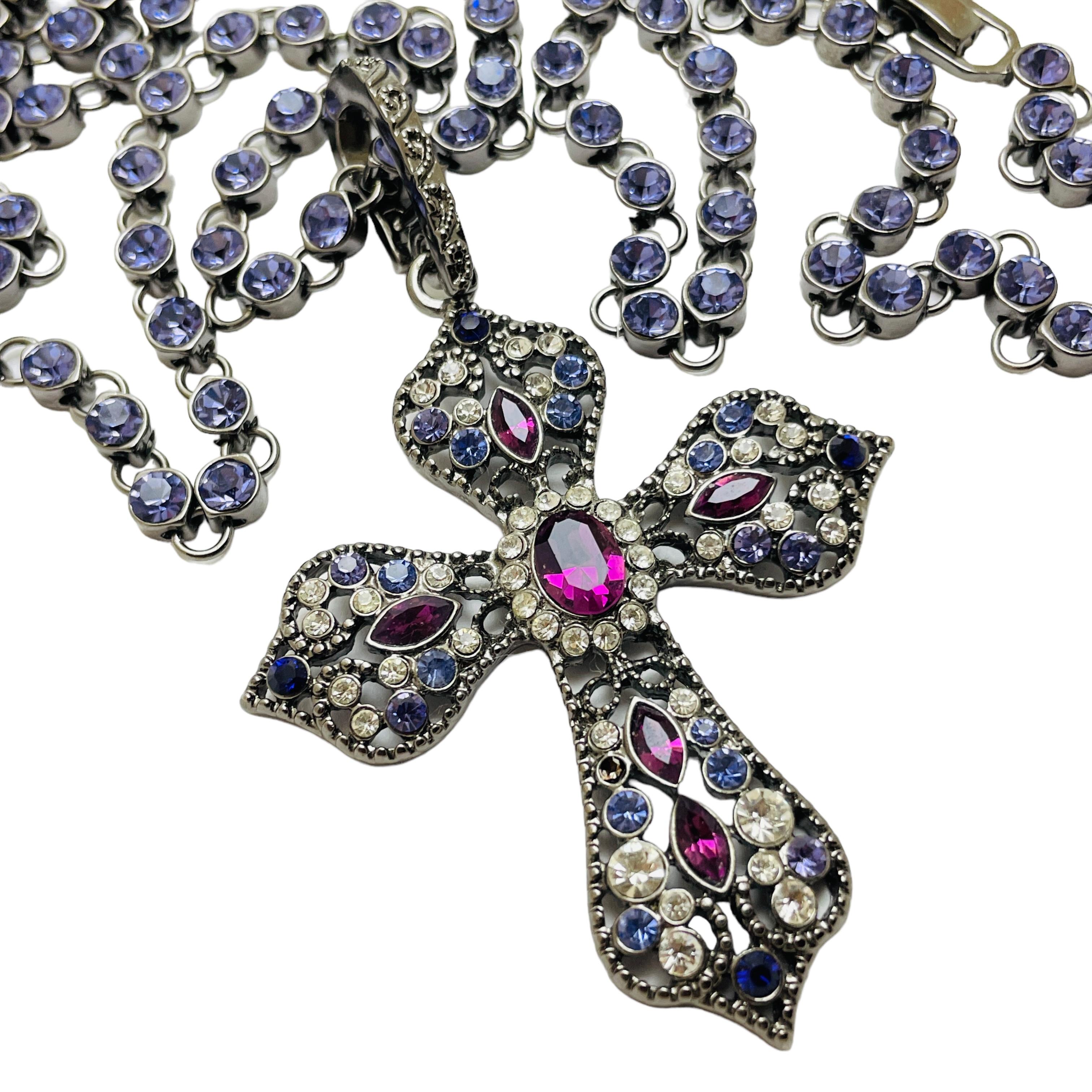 Colgante cruz vintage plata púrpura rosa strass collar largo de diseño en venta 1