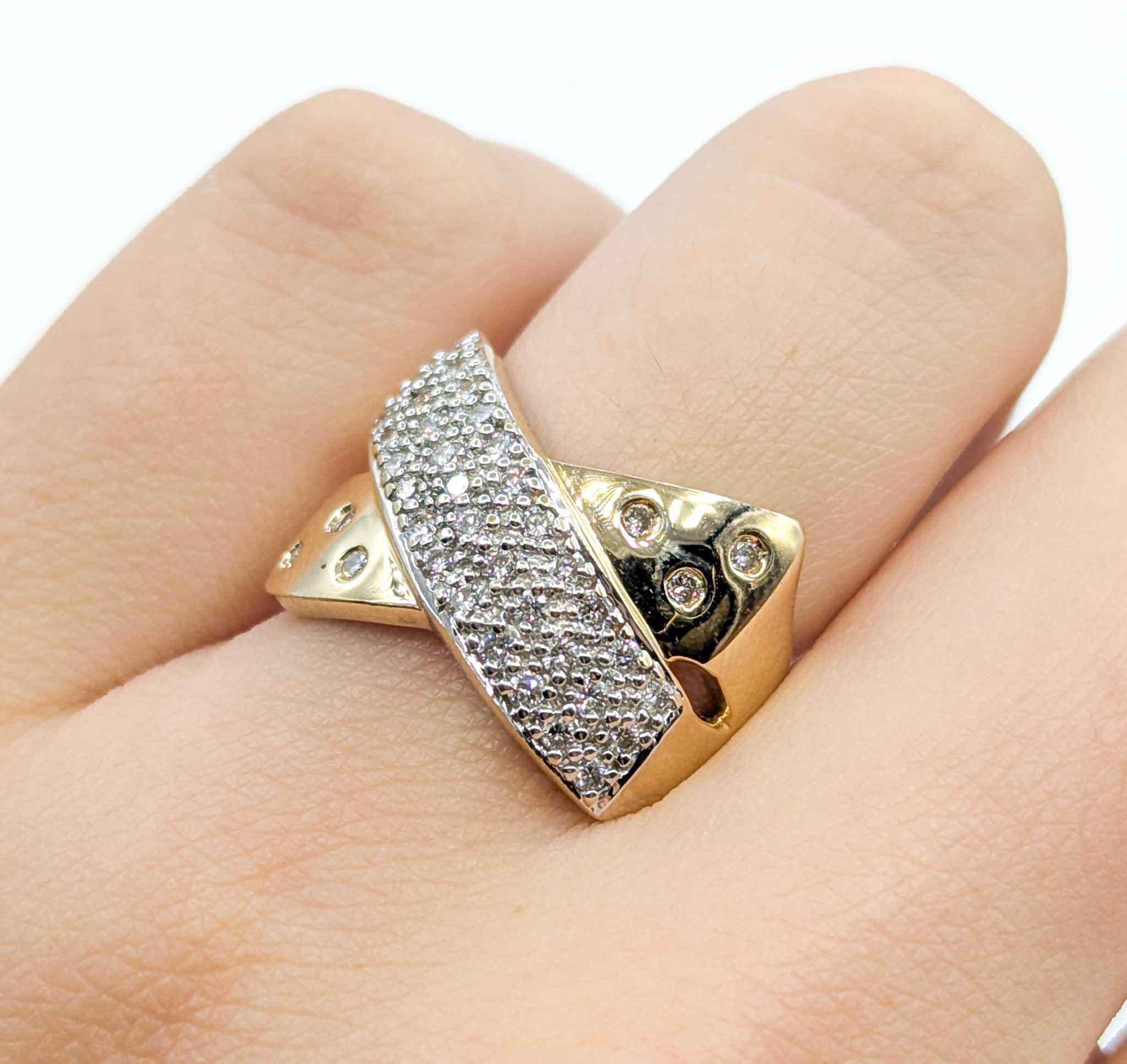 Round Cut Vintage Crossover Diamond Ring in 14k Yellow Gold For Sale