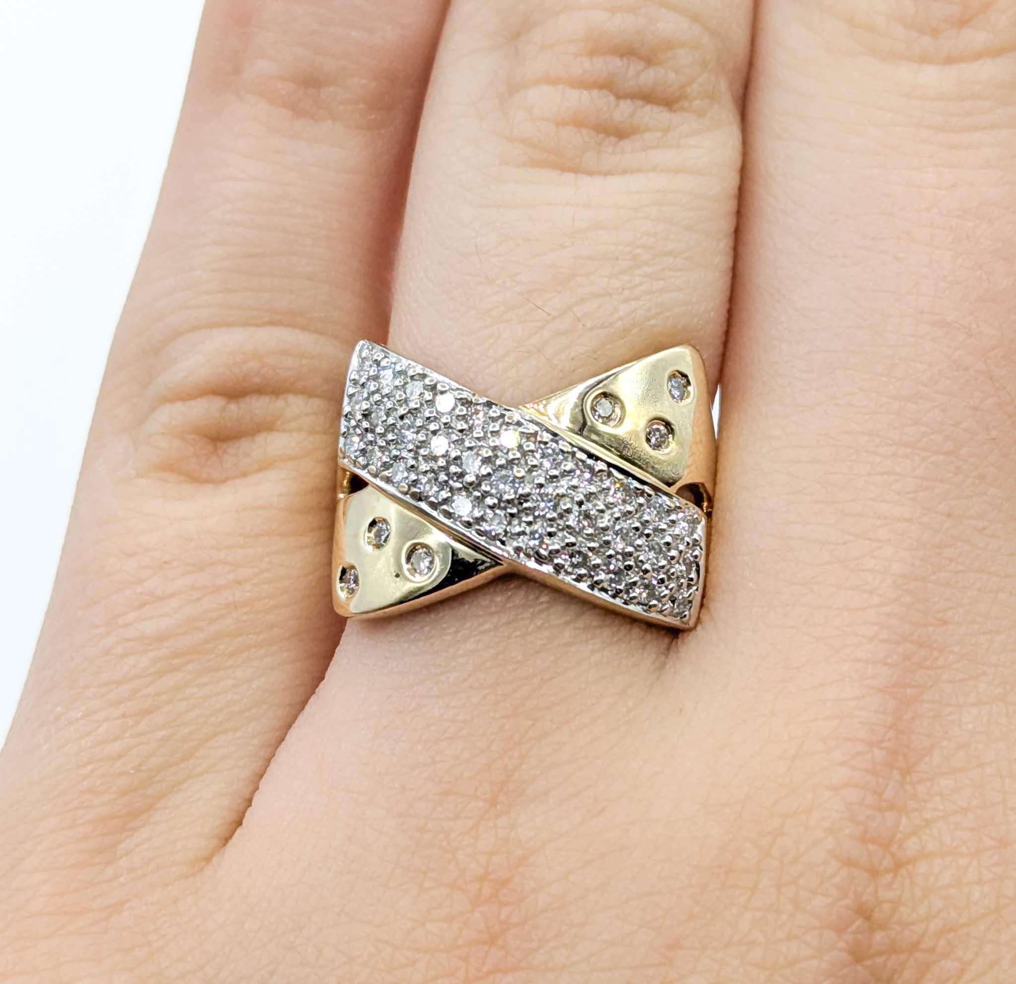 Vintage Crossover Diamond Ring in 14k Yellow Gold In Excellent Condition For Sale In Bloomington, MN