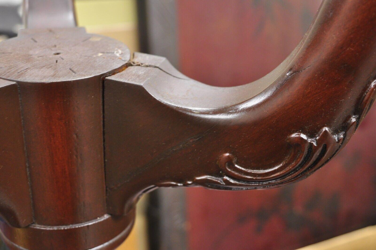 Guridon d'appoint vintage en acajou de style Chippendale avec pidestal en forme de croix en vente 4