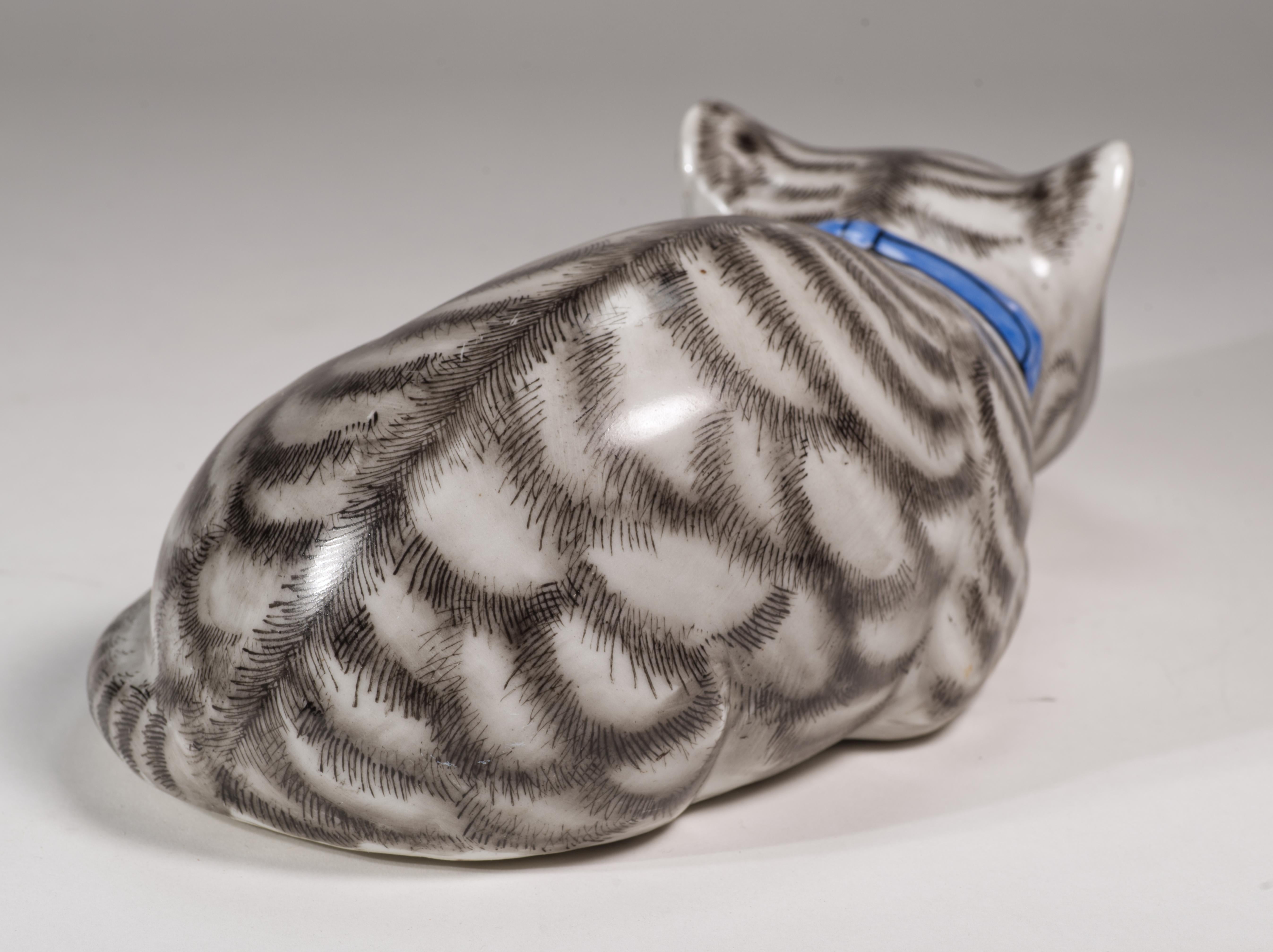 Chinois Figurine de chat en céramique de chasse, peinte à la main en vente