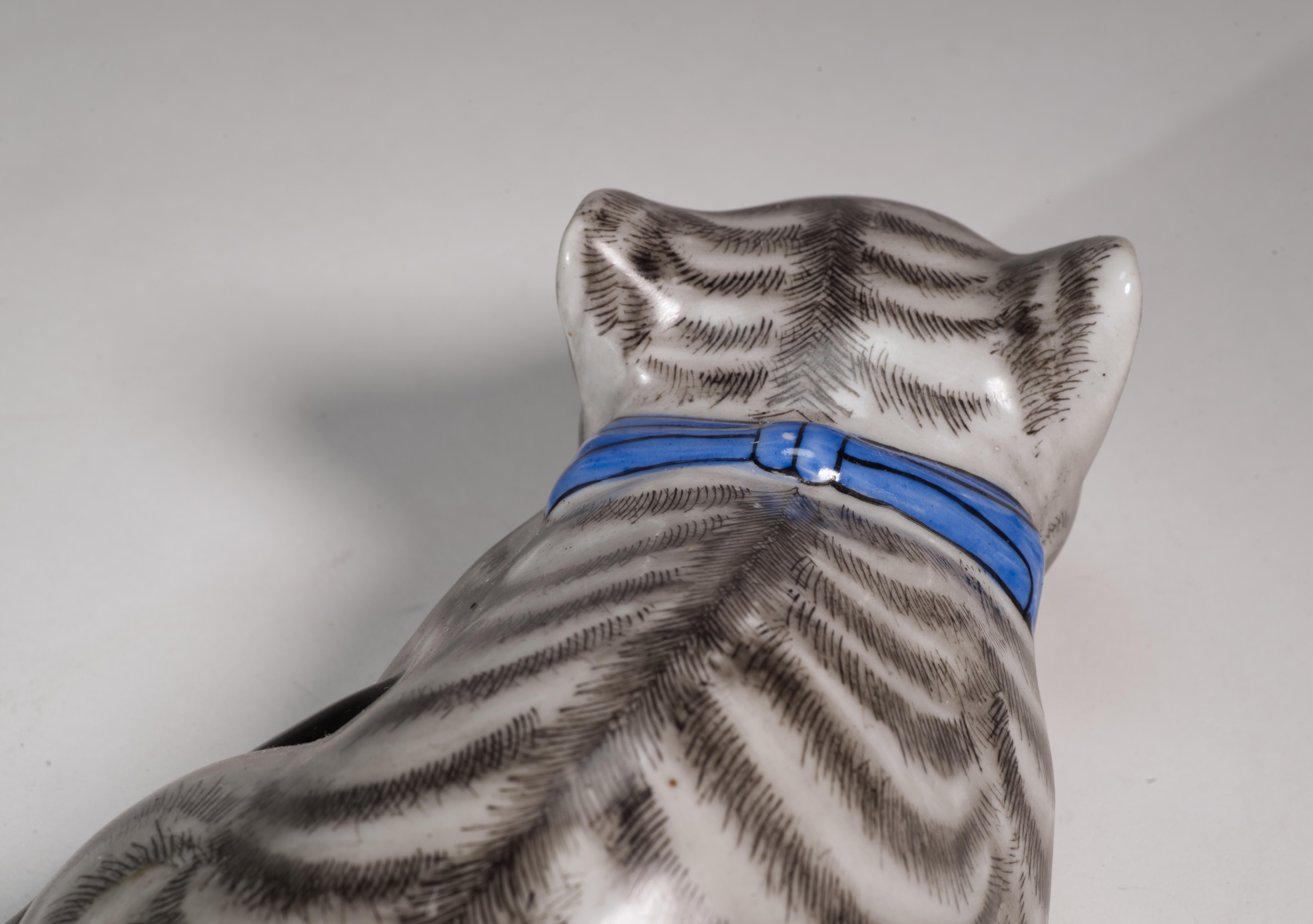 Vernissé Figurine de chat en céramique de chasse, peinte à la main en vente