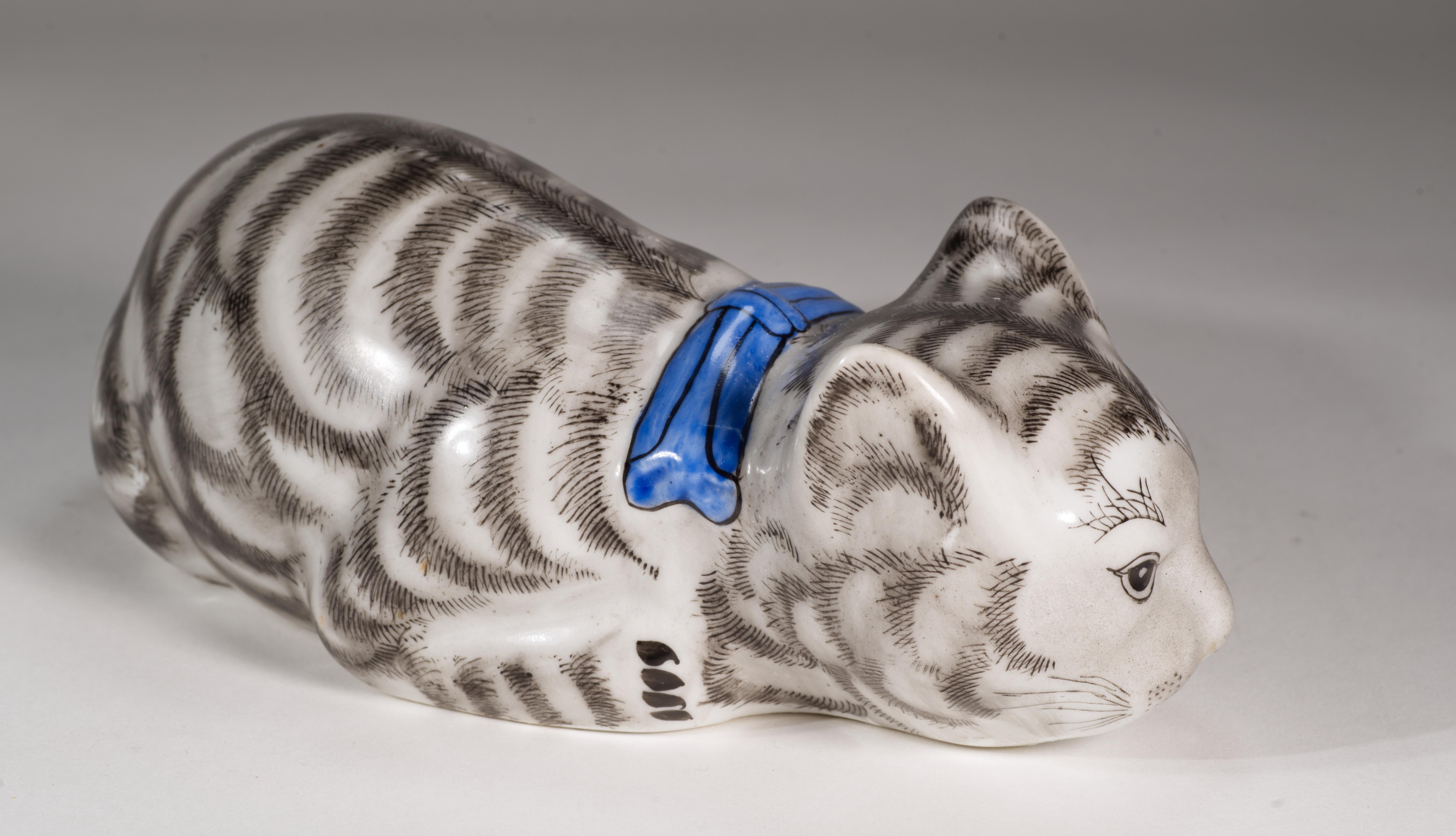 20ième siècle Figurine de chat en céramique de chasse, peinte à la main en vente