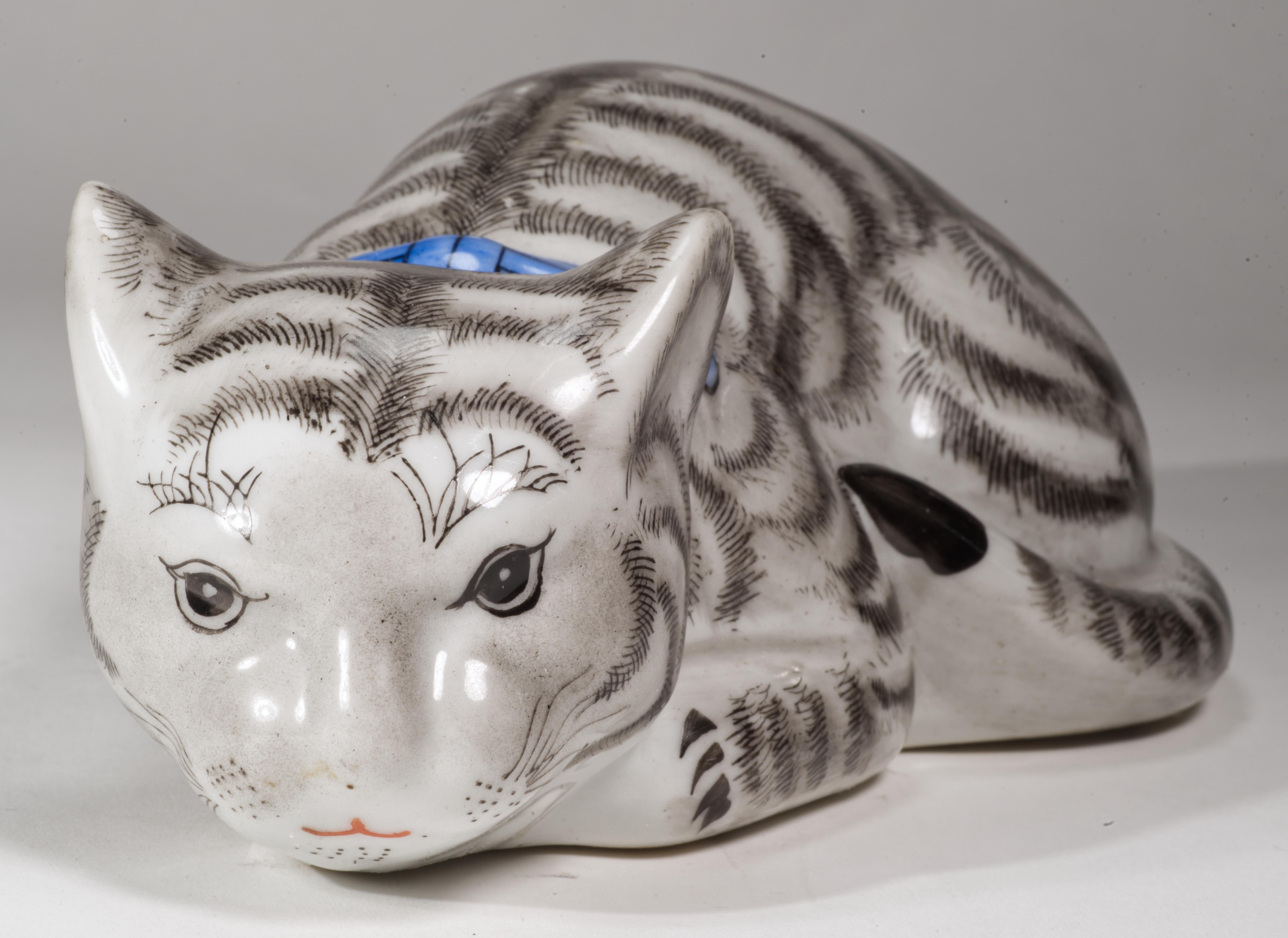 Céramique Figurine de chat en céramique de chasse, peinte à la main en vente
