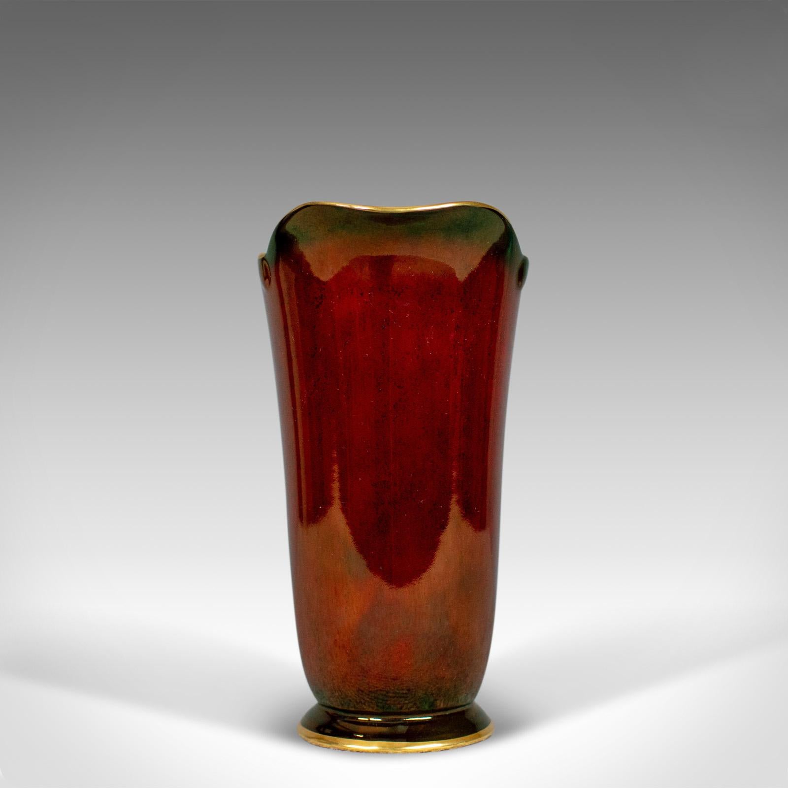 Il s'agit d'une aiguière Crown Devon vintage. Une cruche décorative, #3322, en finition rouge et or avec intérieur nacré, datant du milieu du 20e siècle.

En très bon état, sans éclats ni marques.
Un rouge profond et lustré
La poignée, le bord