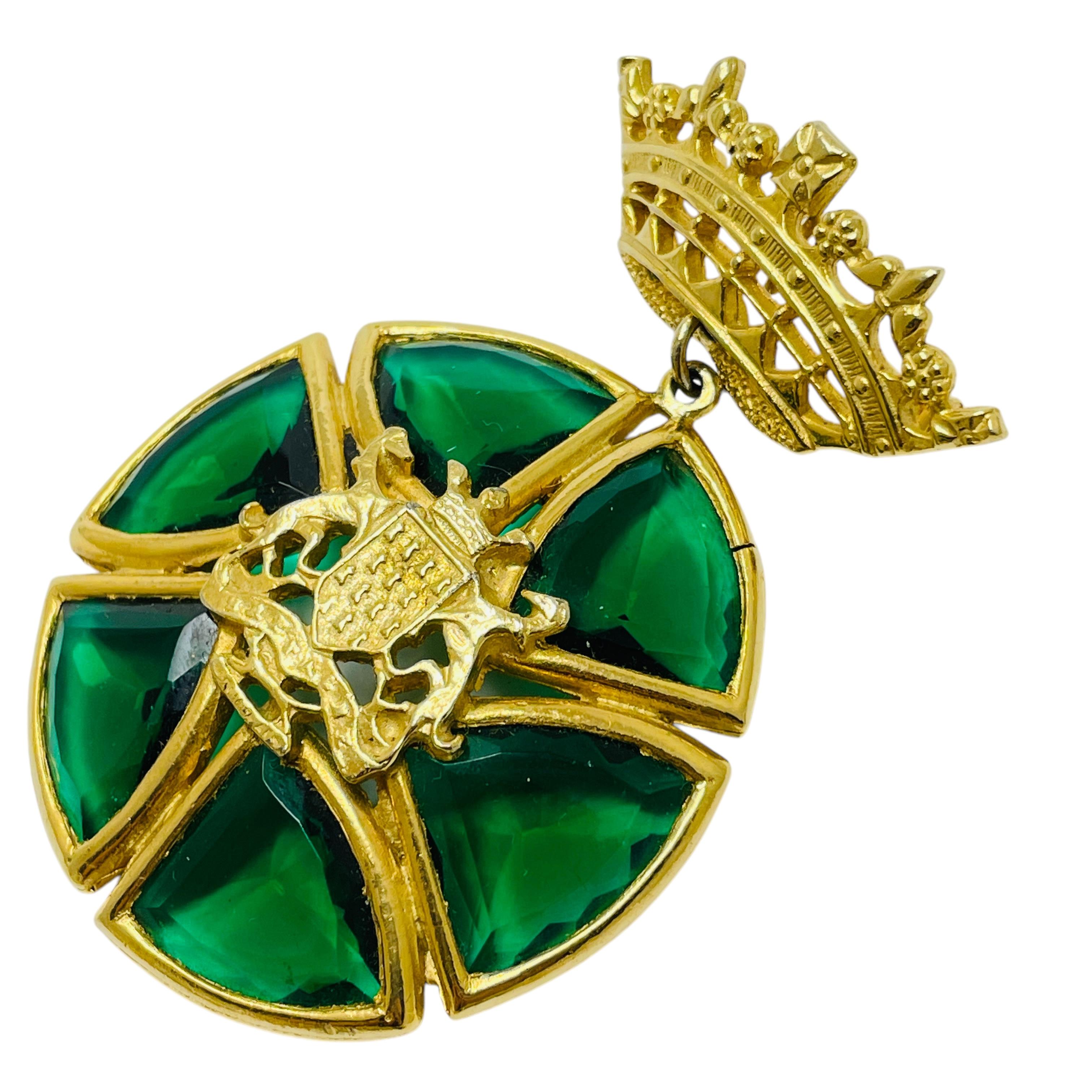 Designer-Brosche, Krone in Goldtönen, Smaragdglas, baumelnd Damen im Angebot