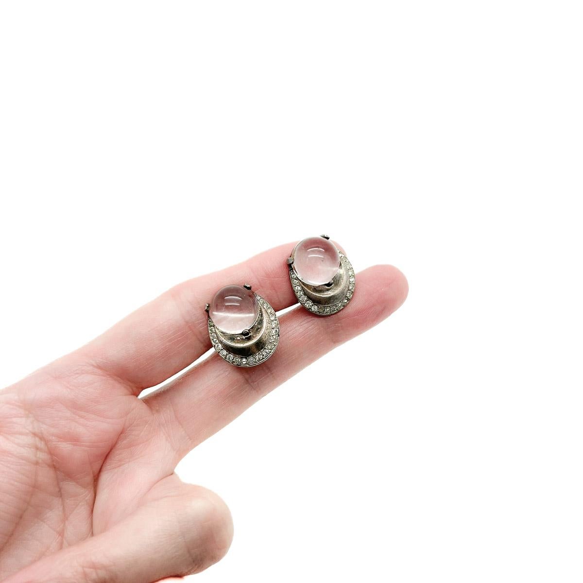 A pair of Vintage Trifari Jelly Belly earrings by head designer Alfred Philippe. A coveted design from Trifari's jelly belly collections. A perfect style statement with a contemporary vibe.
Trifari are undoubtedly America's most prolific costume