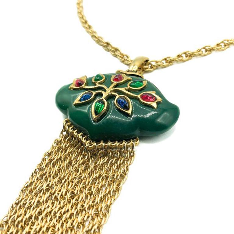 Eine stilvolle Vintage Crown Trifari Persian Garden Halskette aus der 1968er Persian Garden Kollektion von Trifari. Der große Anhänger in der Mitte ist aus grünem Lucit mit goldfarbenem Tulpenmuster und edelfarbenen Glascabochons im Moghul-Stil