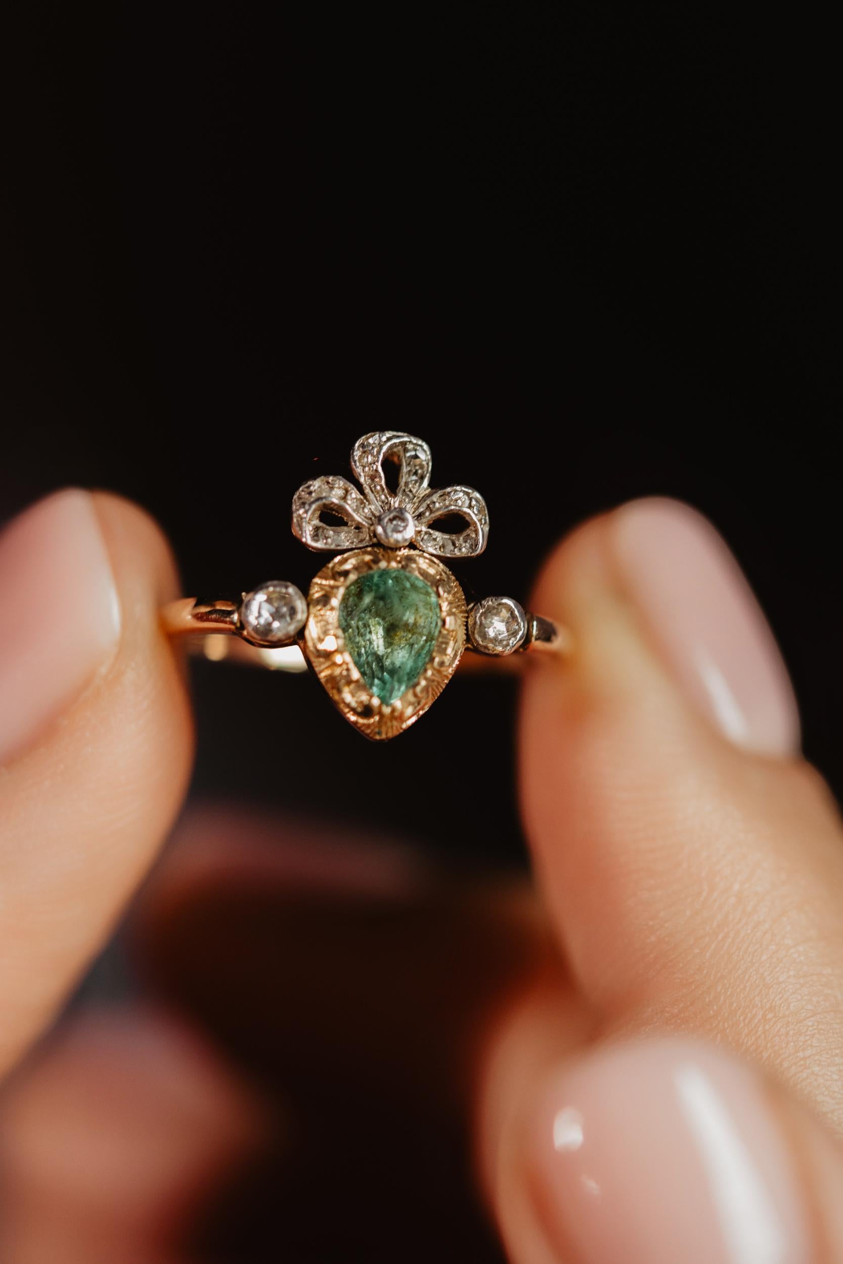 Vintage Crowned Flaming Heart Engagement Ring, Platinum 0.4 CT Emerald Gold Ring In Excellent Condition For Sale In Rottedam, NL
