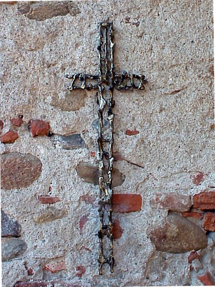 Attilio Biancardi Italy Biella, sculpture in iron work years ’70 design crucifix vintage, unique work.

I enclose in the photo's also on other work of the same autor, this is in the church in italy, your see please.. but this is not in selling ;-)