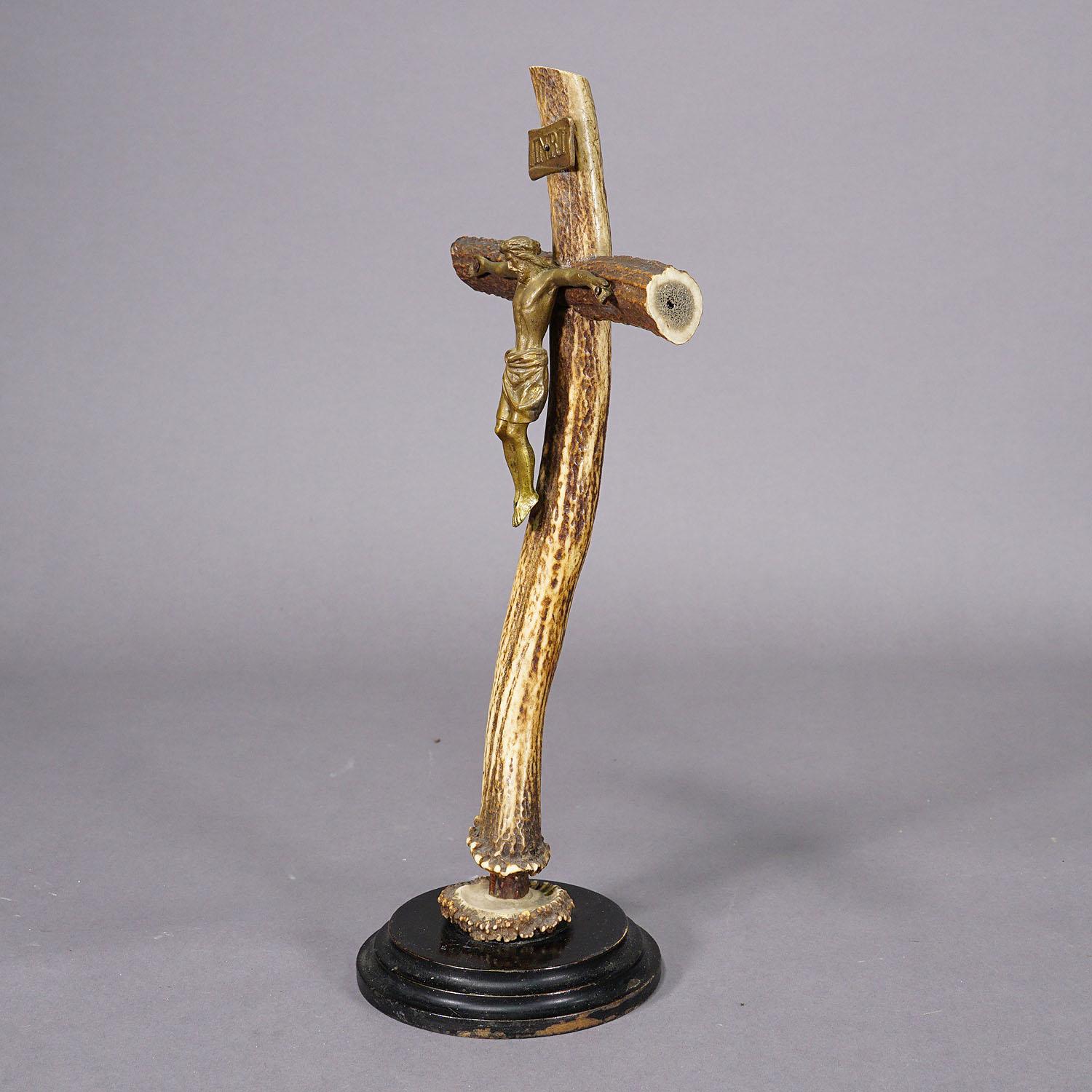 Vintage Crucifix made of Deer Antlers In Good Condition In Berghuelen, DE