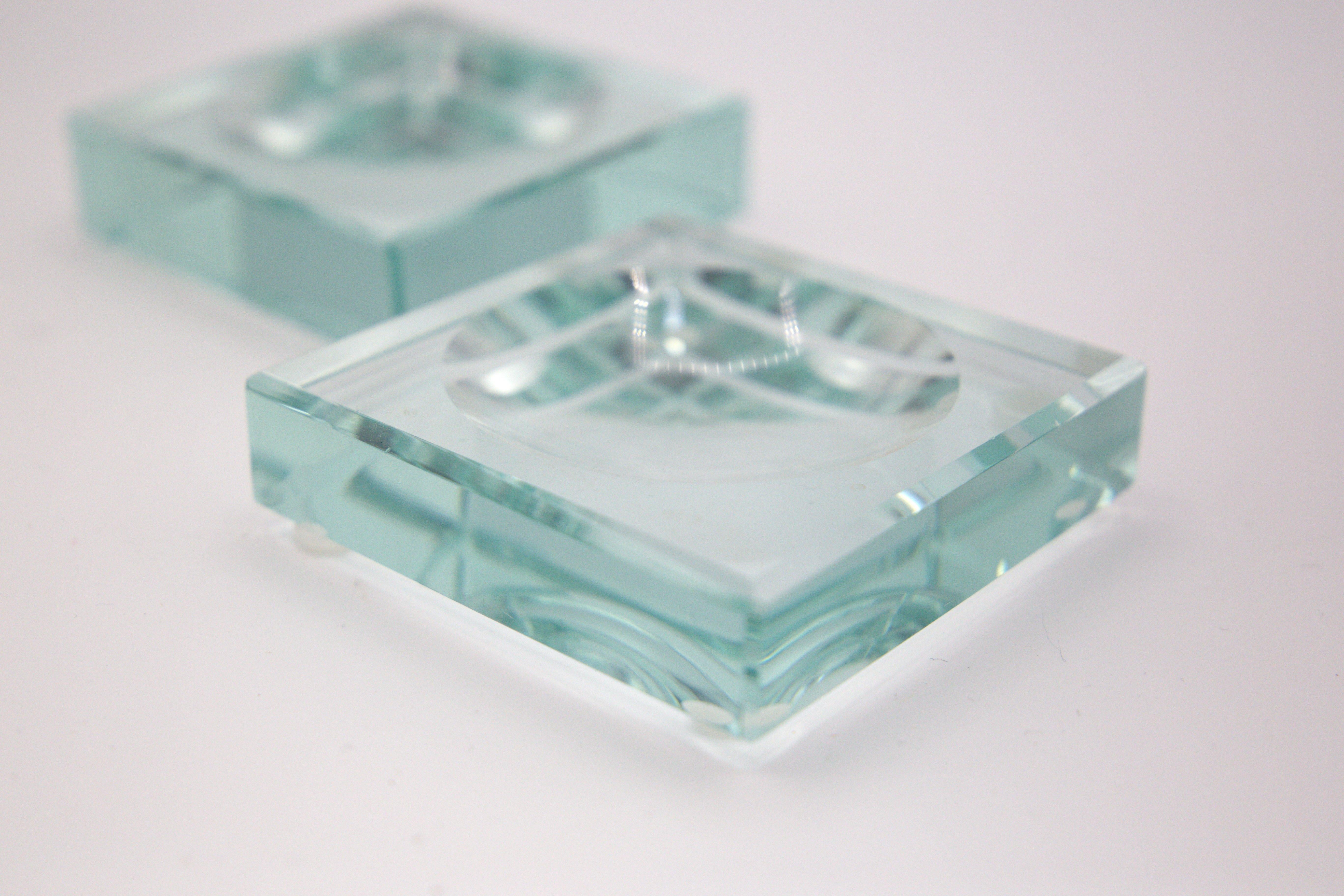Wonderful pair of crystal ashtrays or pocket emptiers produced by Italian manufacture Fontana Arte in the 1960s.
The ashtrays are square and have a central basin, useful for placing small objects or for smokers.
The ashtrays of Fontana Arte are