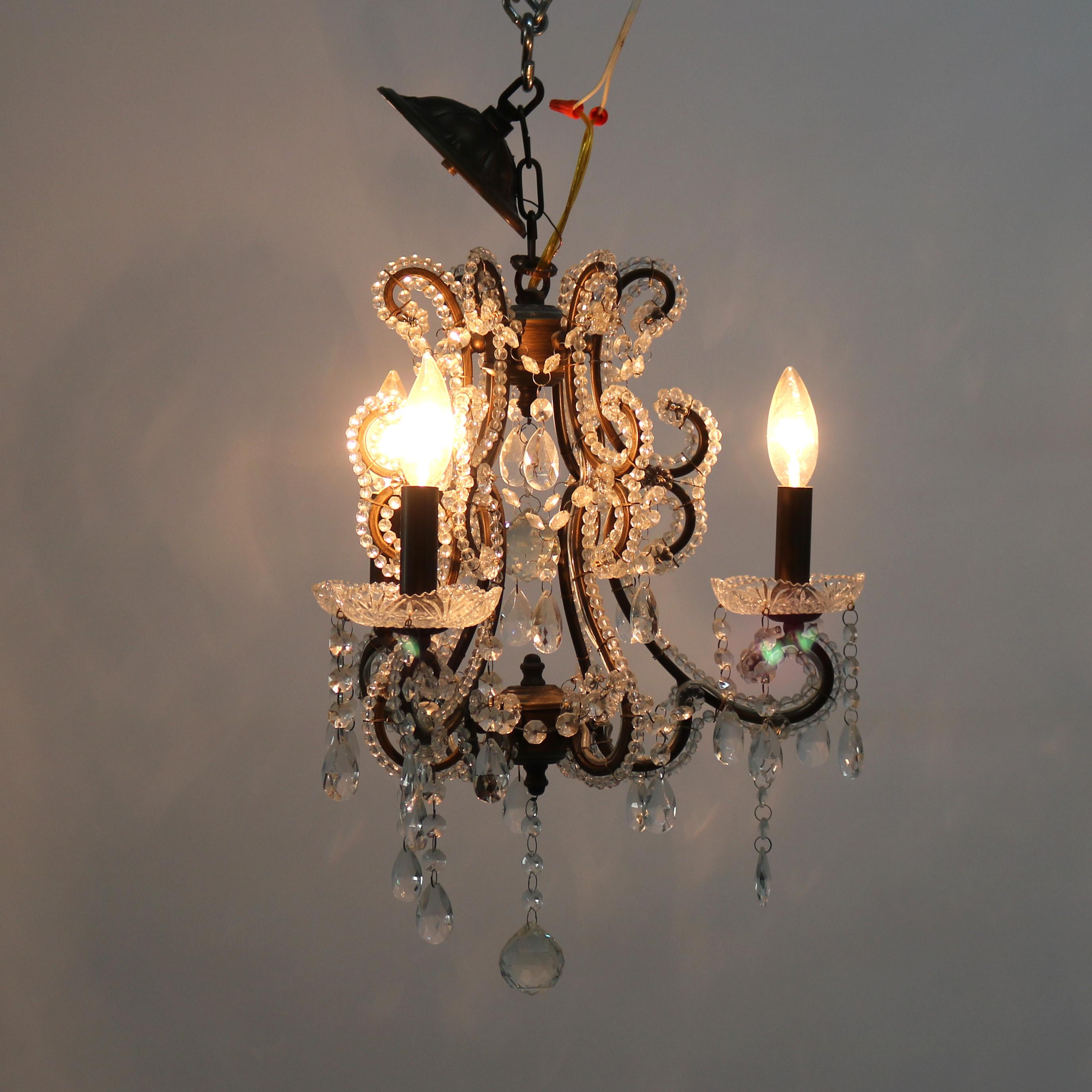 Lampadario a tre luci in cristallo e perline d'epoca C1940 In condizioni buone in vendita a Big Flats, NY