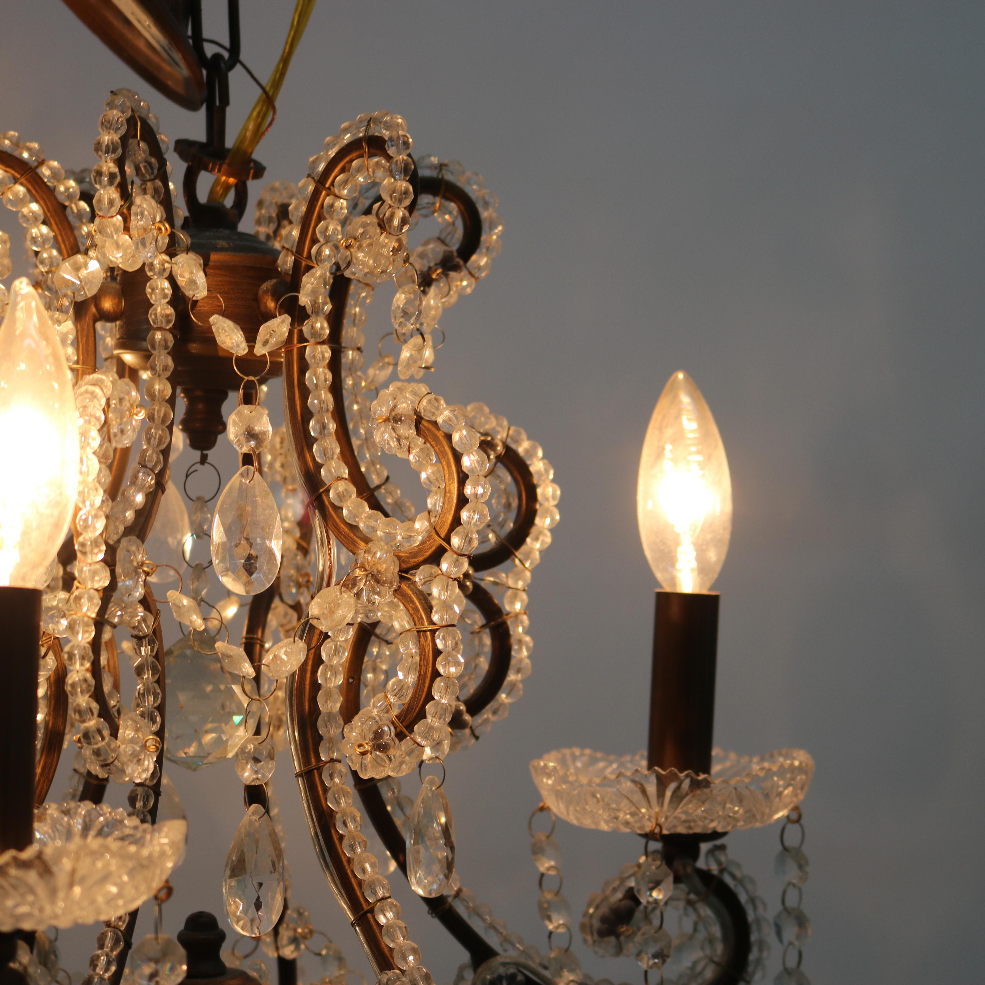 XX secolo Lampadario a tre luci in cristallo e perline d'epoca C1940 in vendita