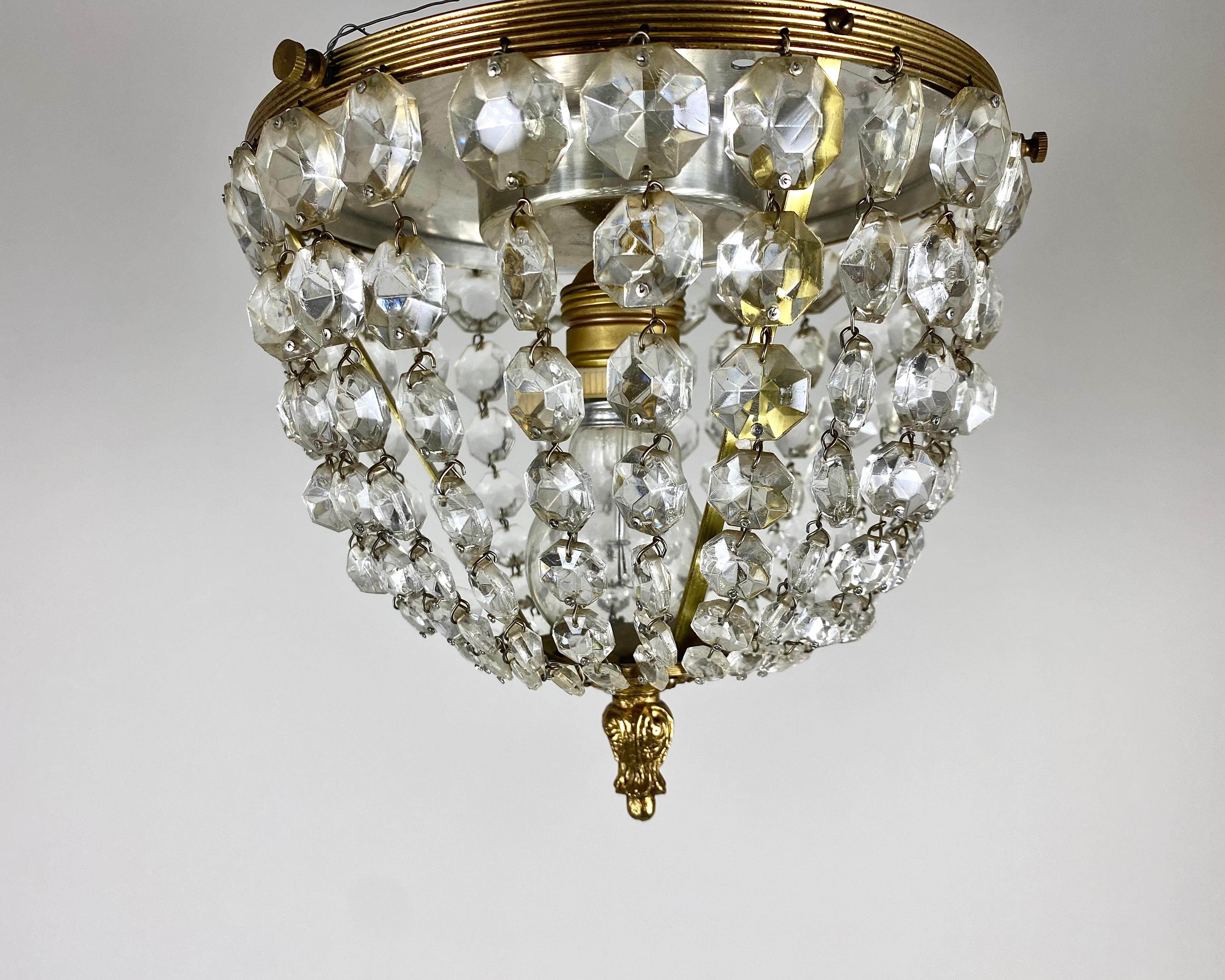 Plafoniera vintage per 1 punto luce. Struttura in ottone e pendenti in cristallo.

Prodotto in Francia.

Questo bellissimo lampadario ha uno stile classico ed è realizzato con materiali di alta qualità che garantiscono durata e affidabilità. 

Uno