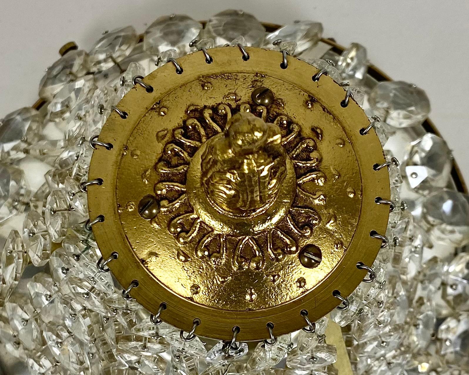 Stile impero Lampadario a cesto in ottone e cristallo vintage con nappe Francia, anni '60 in vendita
