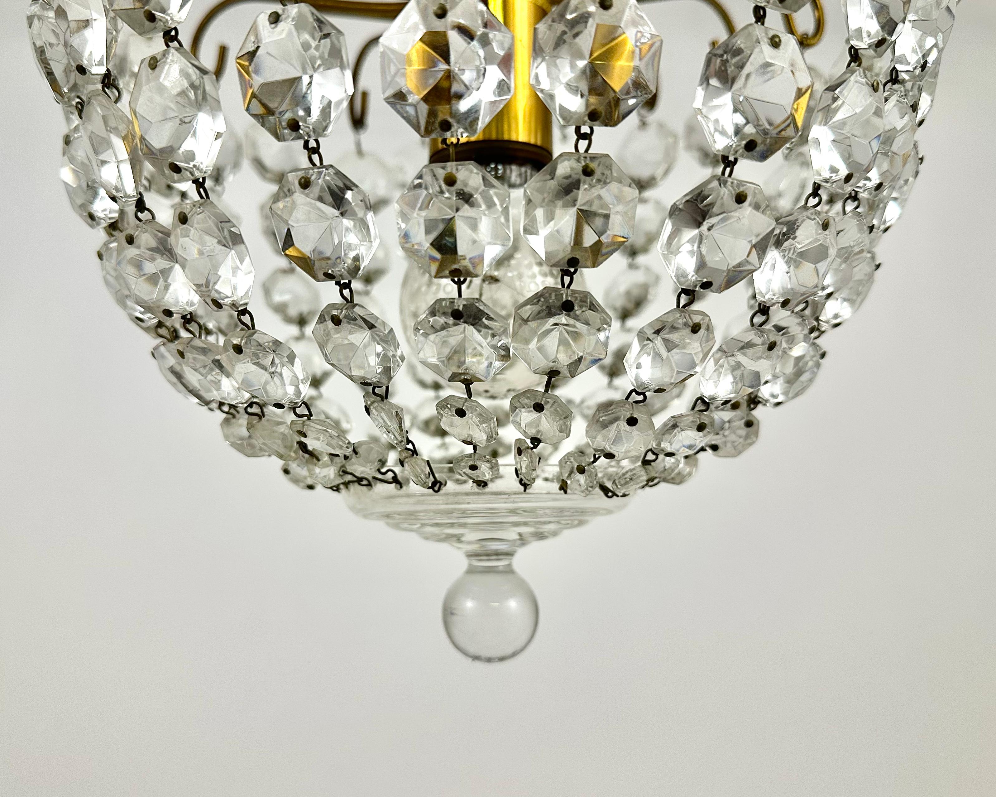 Vintage Crystal and Brass Chandelier für 1 Lichtpunkt.

Hergestellt in Frankreich.

Wir präsentieren Ihnen einen atemberaubenden Deckenleuchter, der zu einer echten Dekoration Ihres Interieurs wird.

Dieser schöne Kronleuchter hat einen klassischen