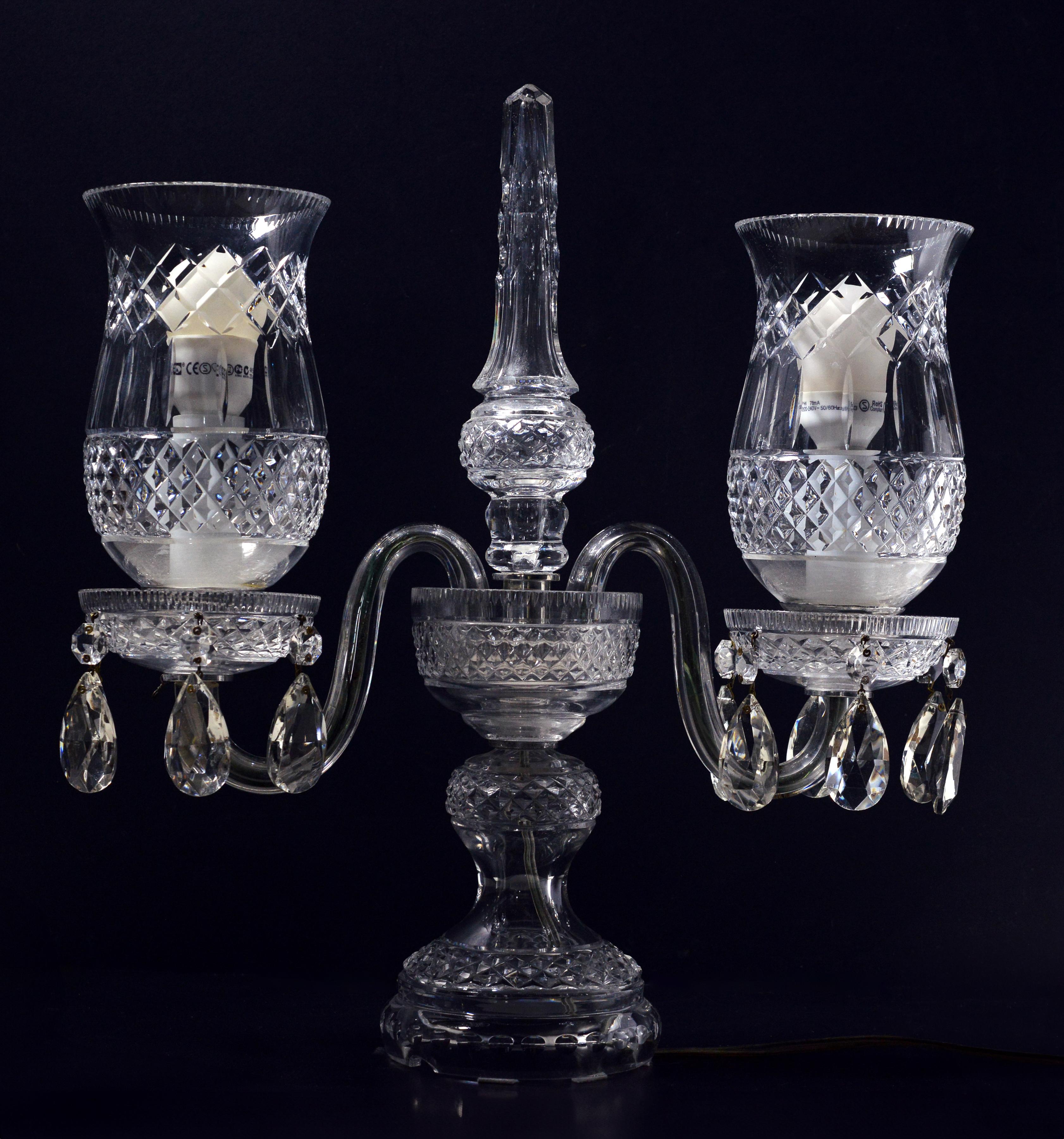 Cet exquis candélabre de bureau (de table) de la première moitié du XXe siècle est une véritable œuvre d'art. Fabriqué en verre de cristal, il a été électrifié de manière experte pour servir également de lampe étonnante ressemblant à ces
