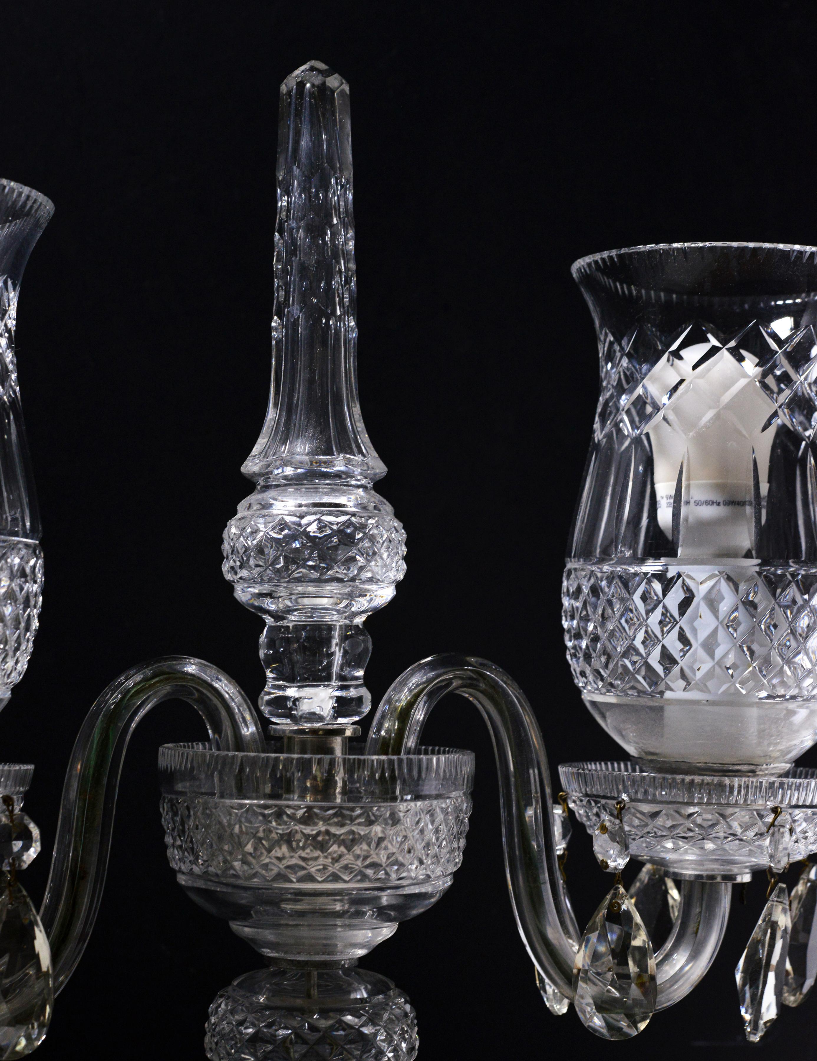 Sculpté à la main Vintage Crystal Candelabra Double Hurricane Lamp style Baccarat 20ème siècle en vente
