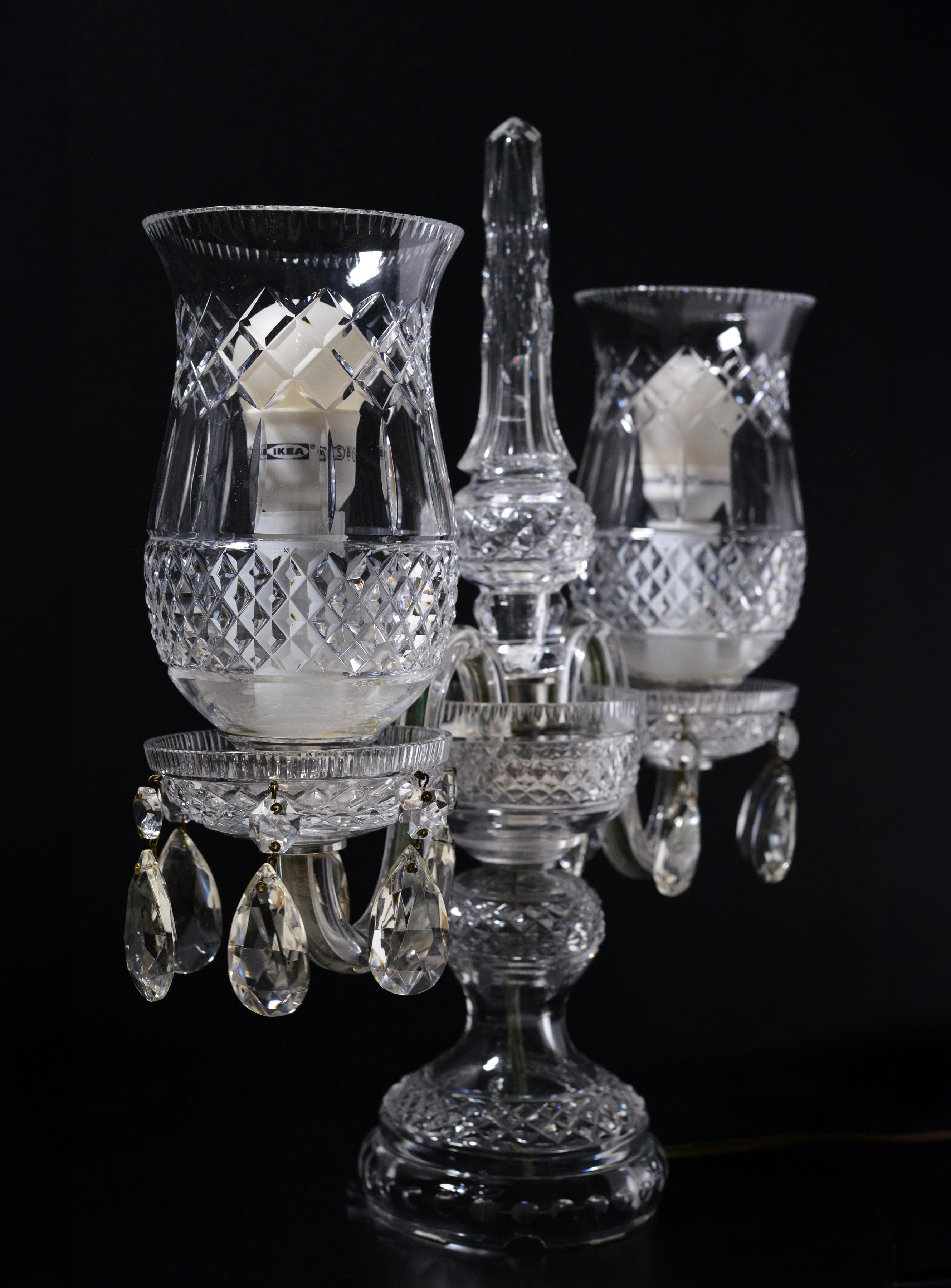 20ième siècle Vintage Crystal Candelabra Double Hurricane Lamp style Baccarat 20ème siècle en vente