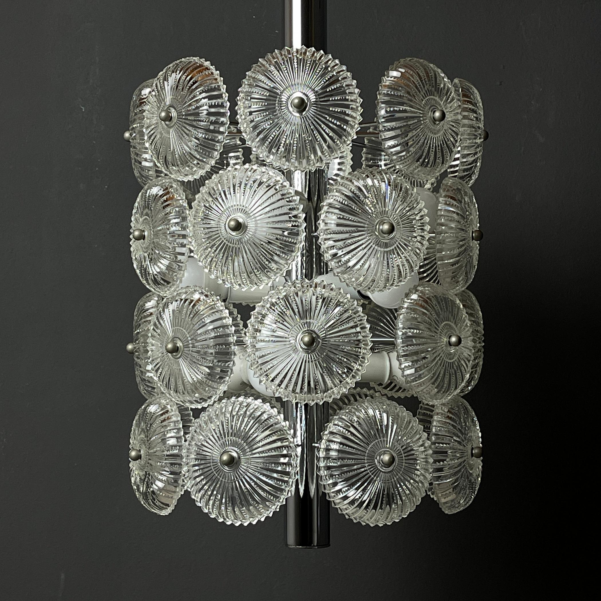 Unique vintage crystal chandelier Dandelion made in Italy in the 1960s.
Four-tier metal base and 32 glass elements. The chandelier has a simple, clean design that makes it the perfect choice to decorate and illuminate any room of the house in a