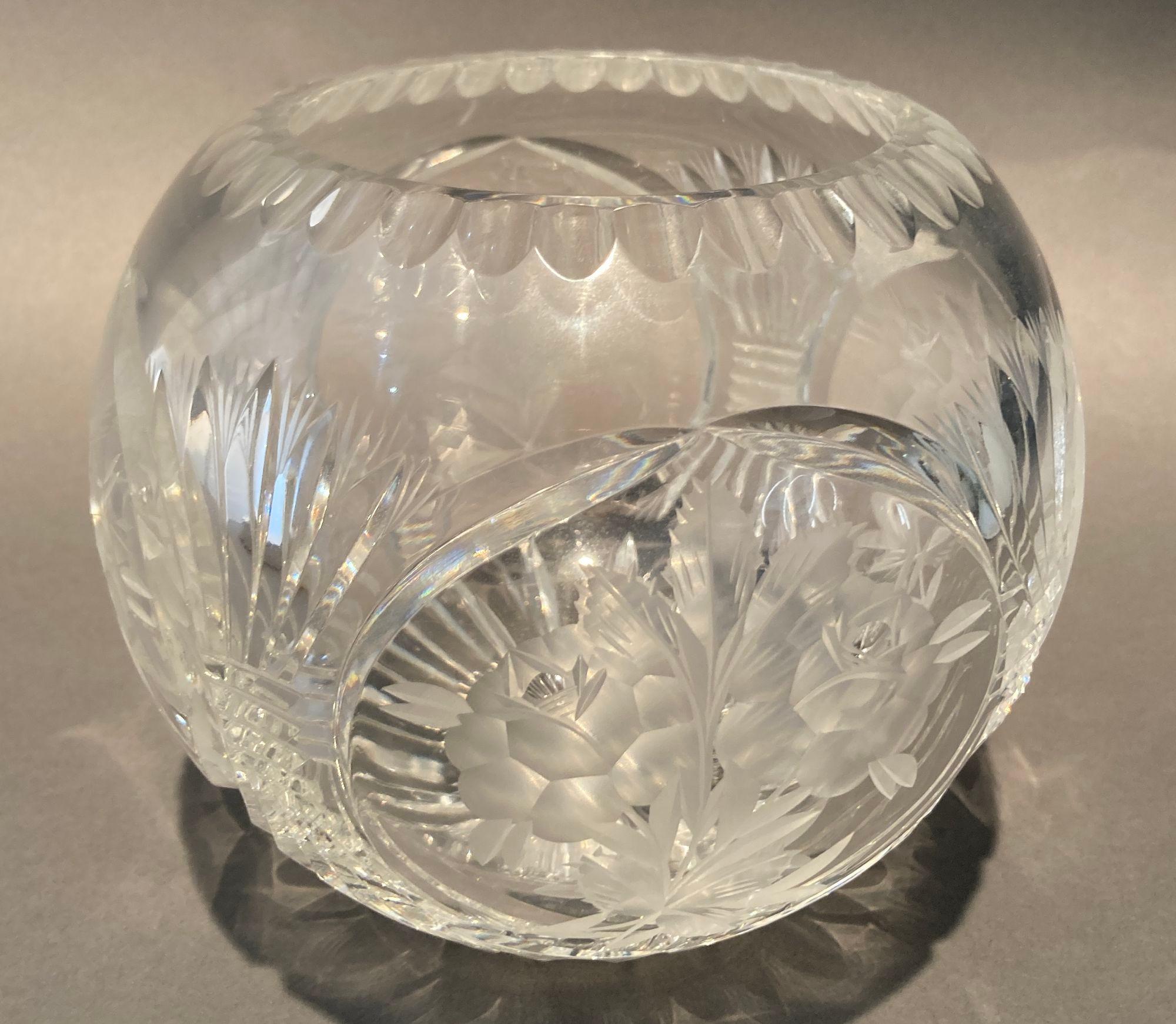 Mid-Century Modern Vase à fleurs décoratif vintage en cristal clair gravé en vente