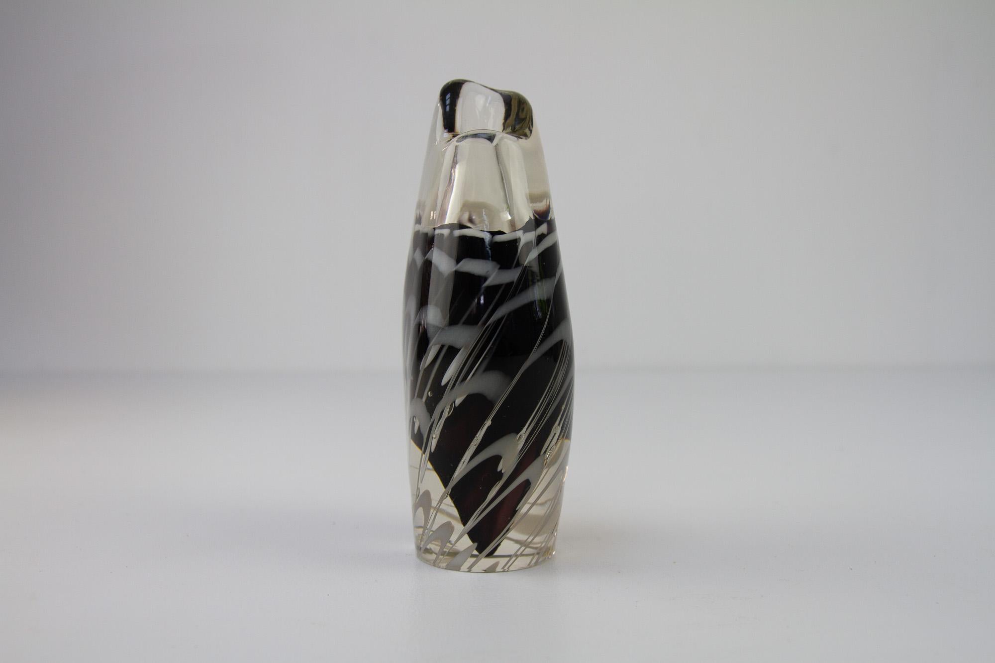 Vintage Crystal Coquille Vase by Paul Kedelv for Flygsfors Sweden, 1950s.
Small Swedish glass vase signed with Coquille and Flygsfors/56 which indicates it was made in 1956.
Height 15.5 centimeters. Mesh pattern in black and white inside the clear