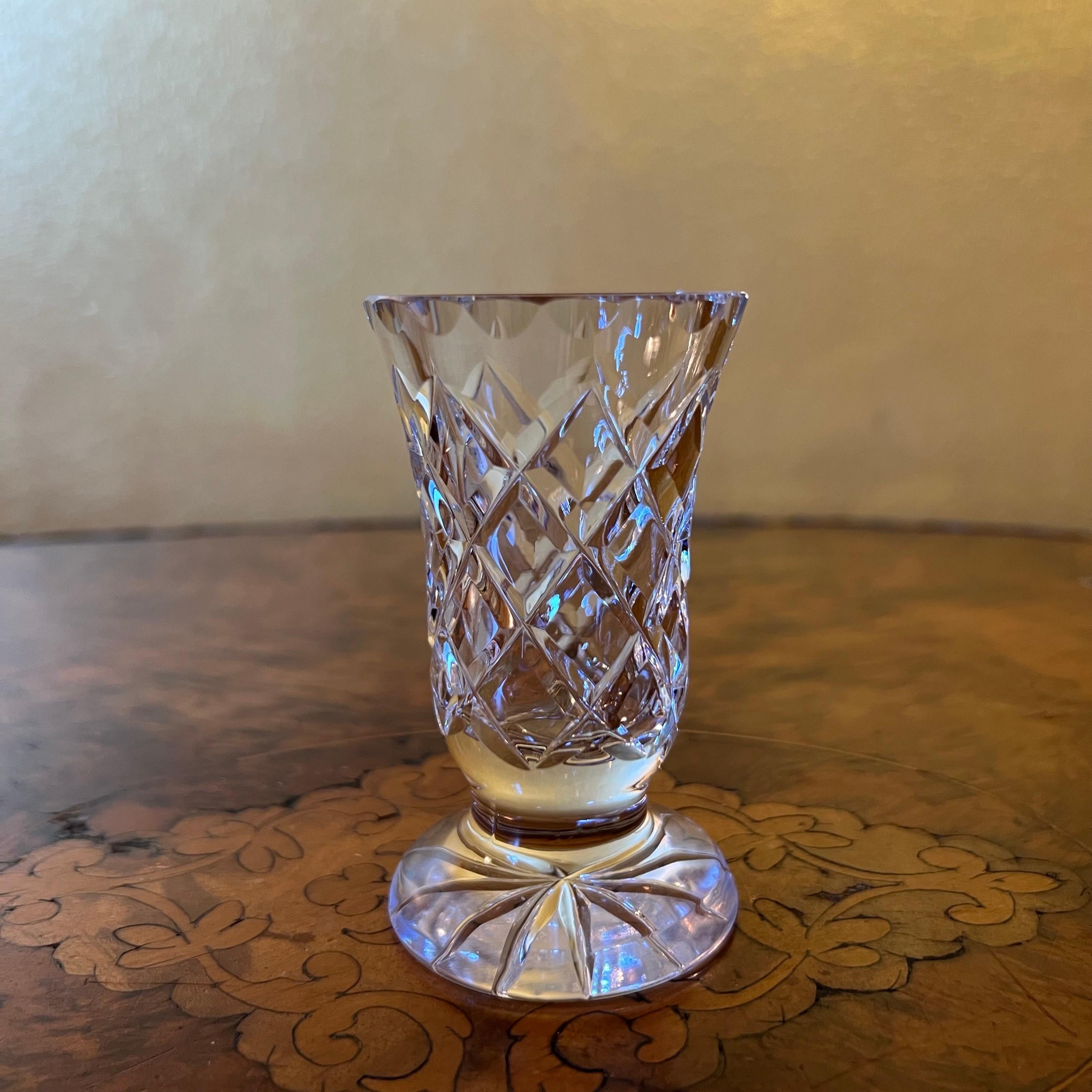 Descripción: Diseño de corte de diamante con bordes festoneados, desgaste muy leve del artículo 

Material: Cristal 

Medidas: 9 cm de alto, 5 cm de diámetro 

Todos los envíos incluyen seguimiento y seguro 