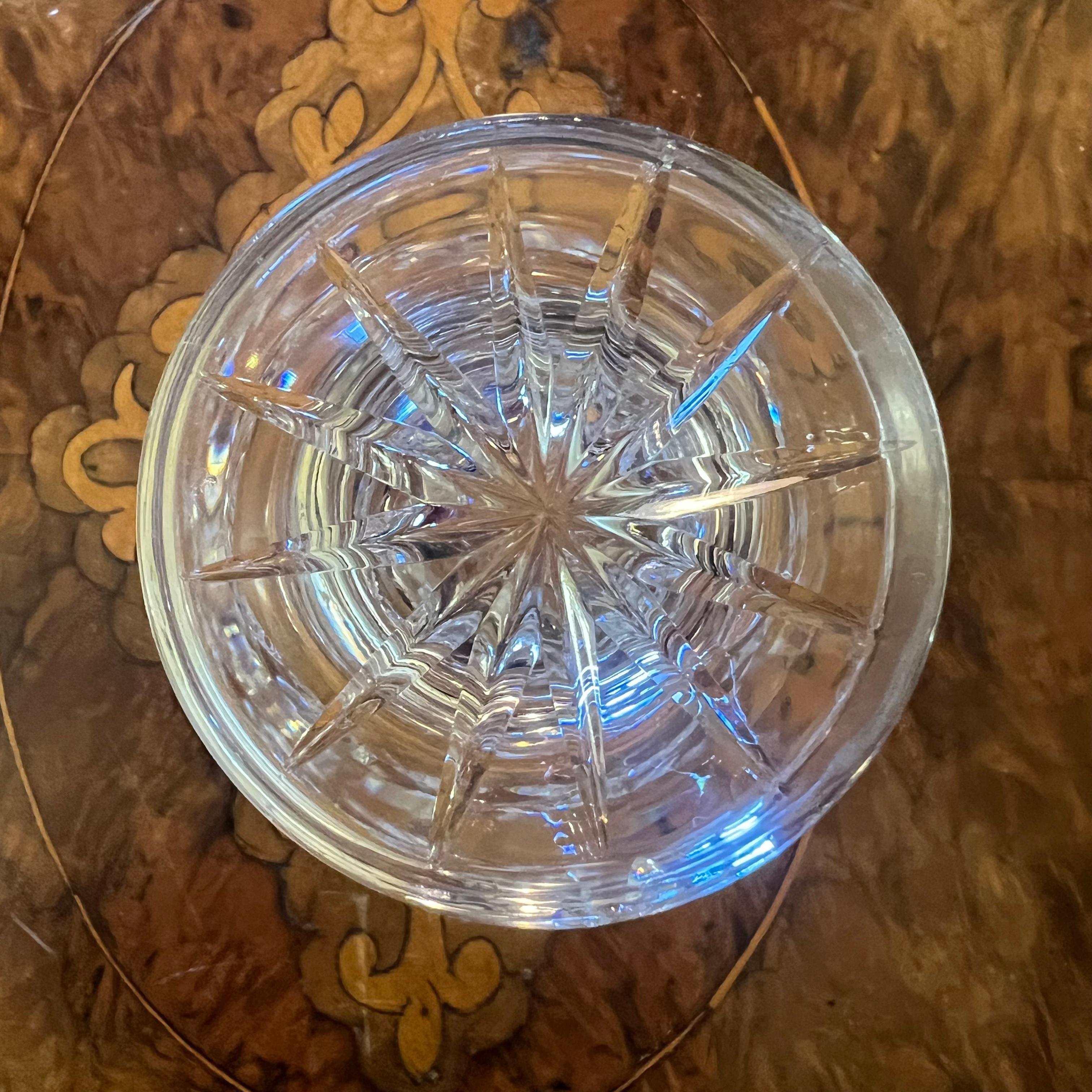 Florero de capullos de cristal tallado vintage Cristal en venta